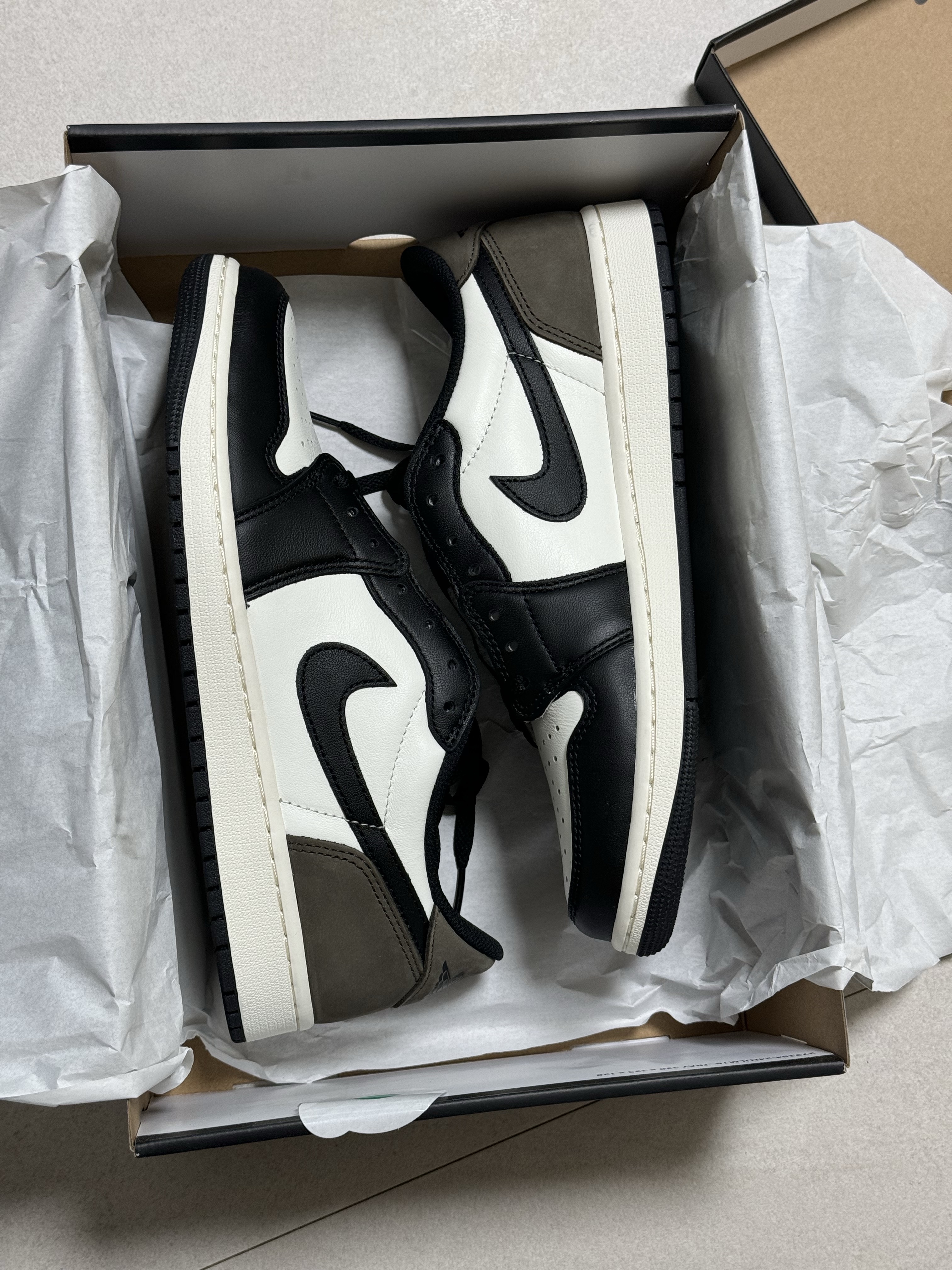 Jordan 1 Retro Low OG Mocha 착용 스타일 - 1