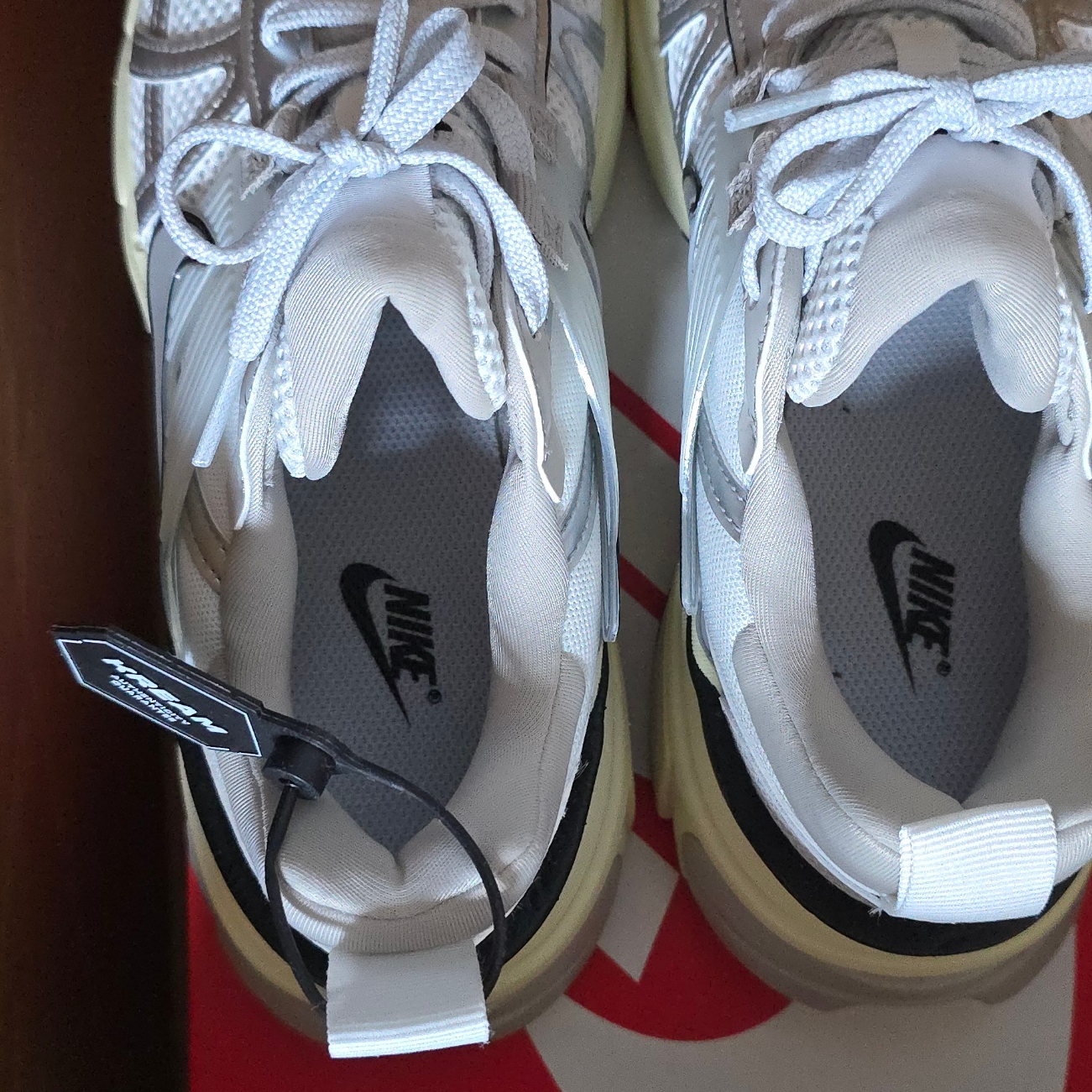 Nike V2K Run Summit White Metallic Silver 착용 스타일