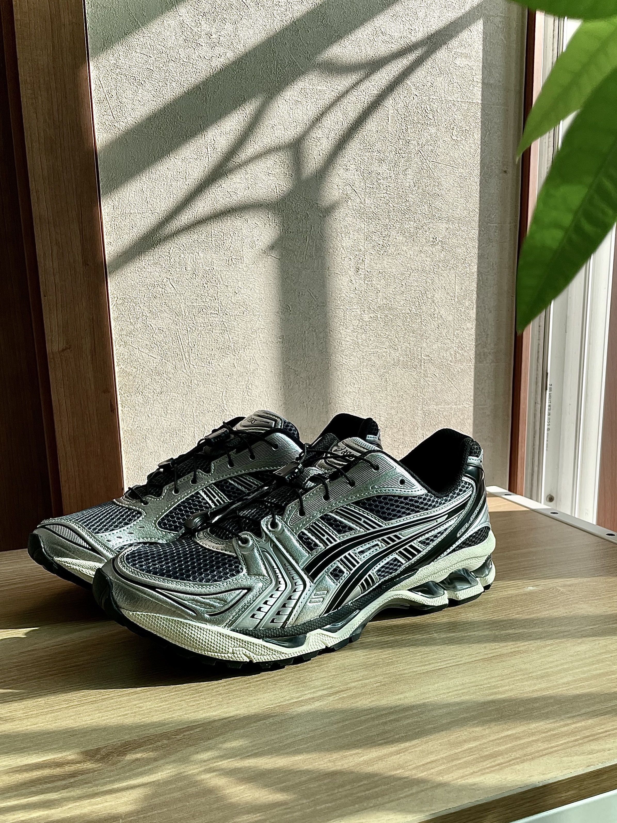 Asics Unlimited Gel-Kayano 14 Carrier Grey Black 착용 스타일 - 1