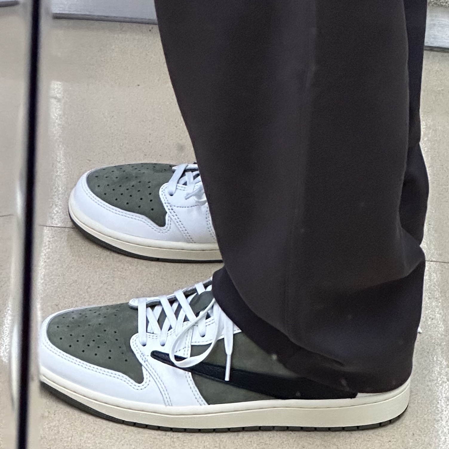 Jordan 1 x Travis Scott Retro Low OG SP Reverse Olive 착용 스타일 - 3