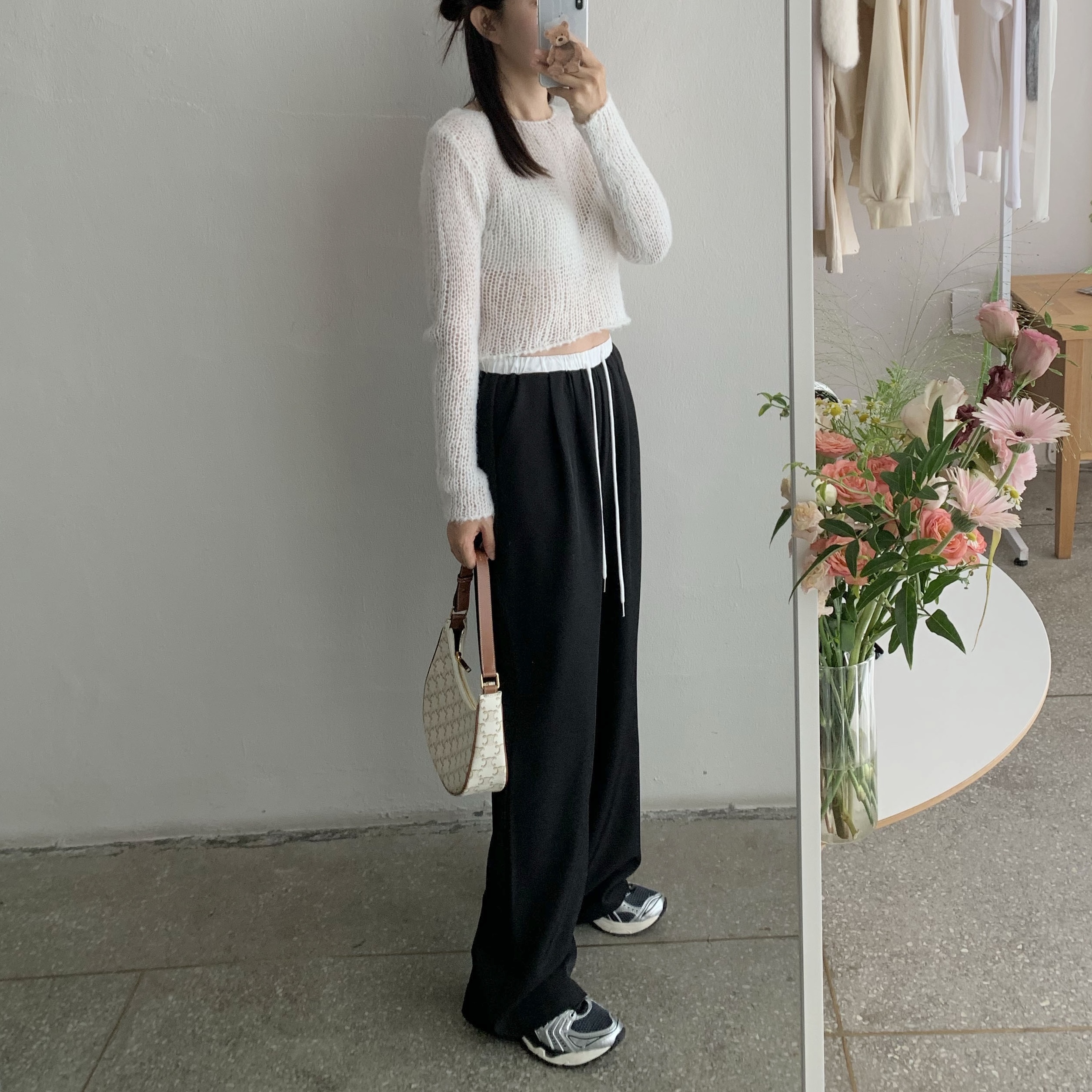Asics Unlimited Gel-Kayano 14 Carrier Grey Black, Celine Ava Bag in Triomphe Canvas and Calfskin White 착용 스타일 - 3