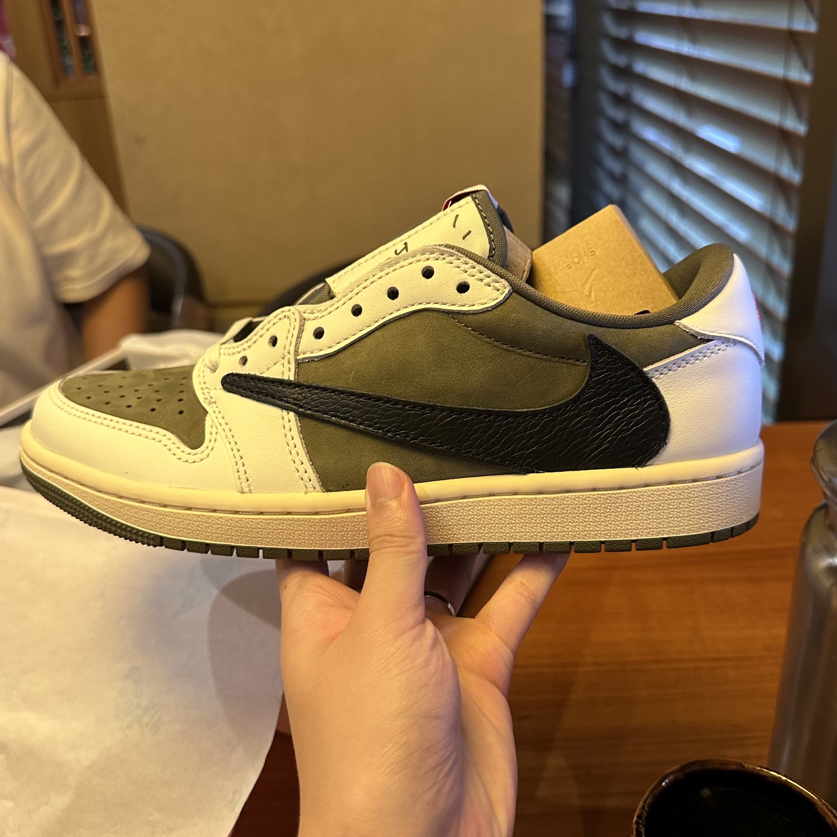Jordan 1 x Travis Scott Retro Low OG SP Reverse Olive 착용 스타일