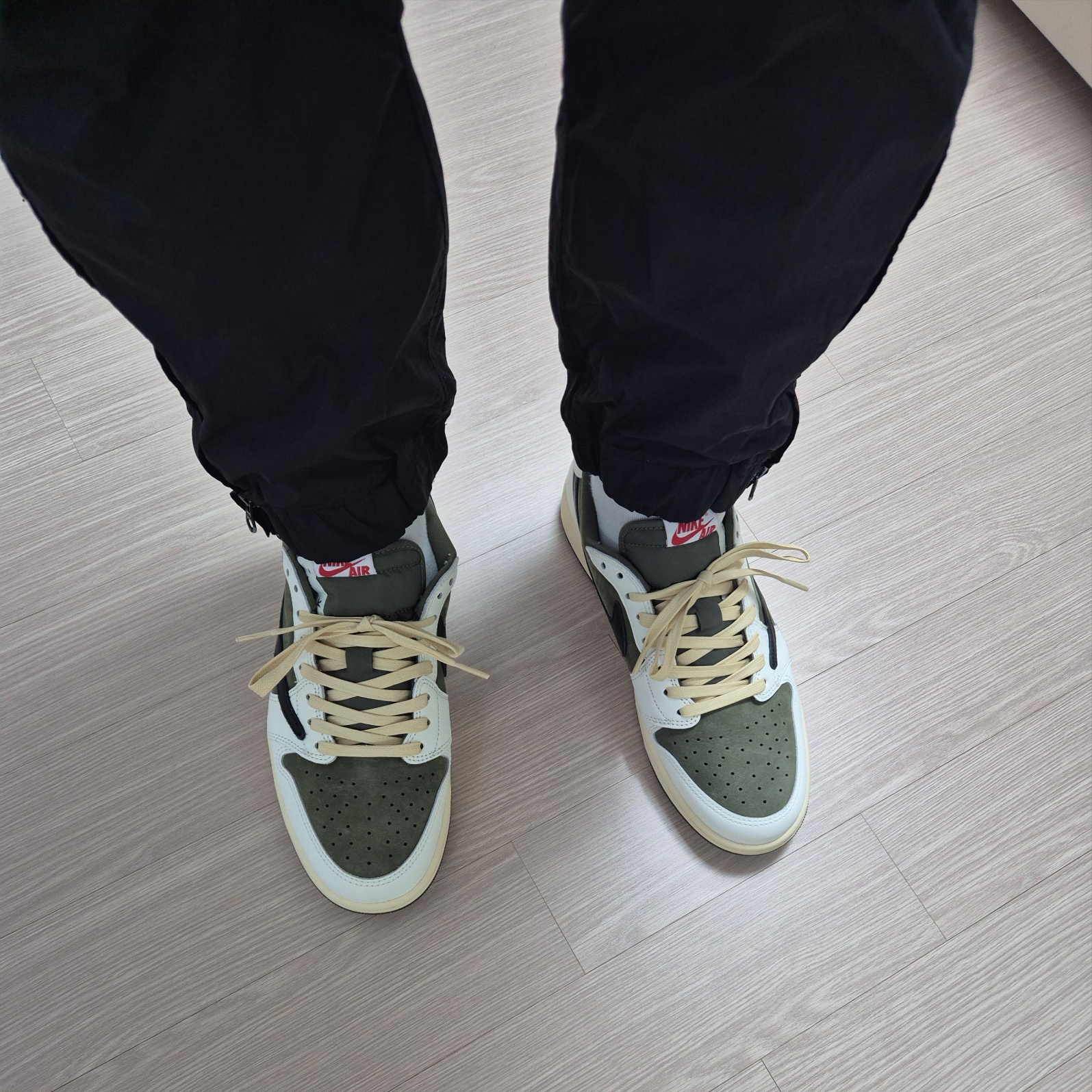 Jordan 1 x Travis Scott Retro Low OG SP Reverse Olive 착용 스타일 - 1
