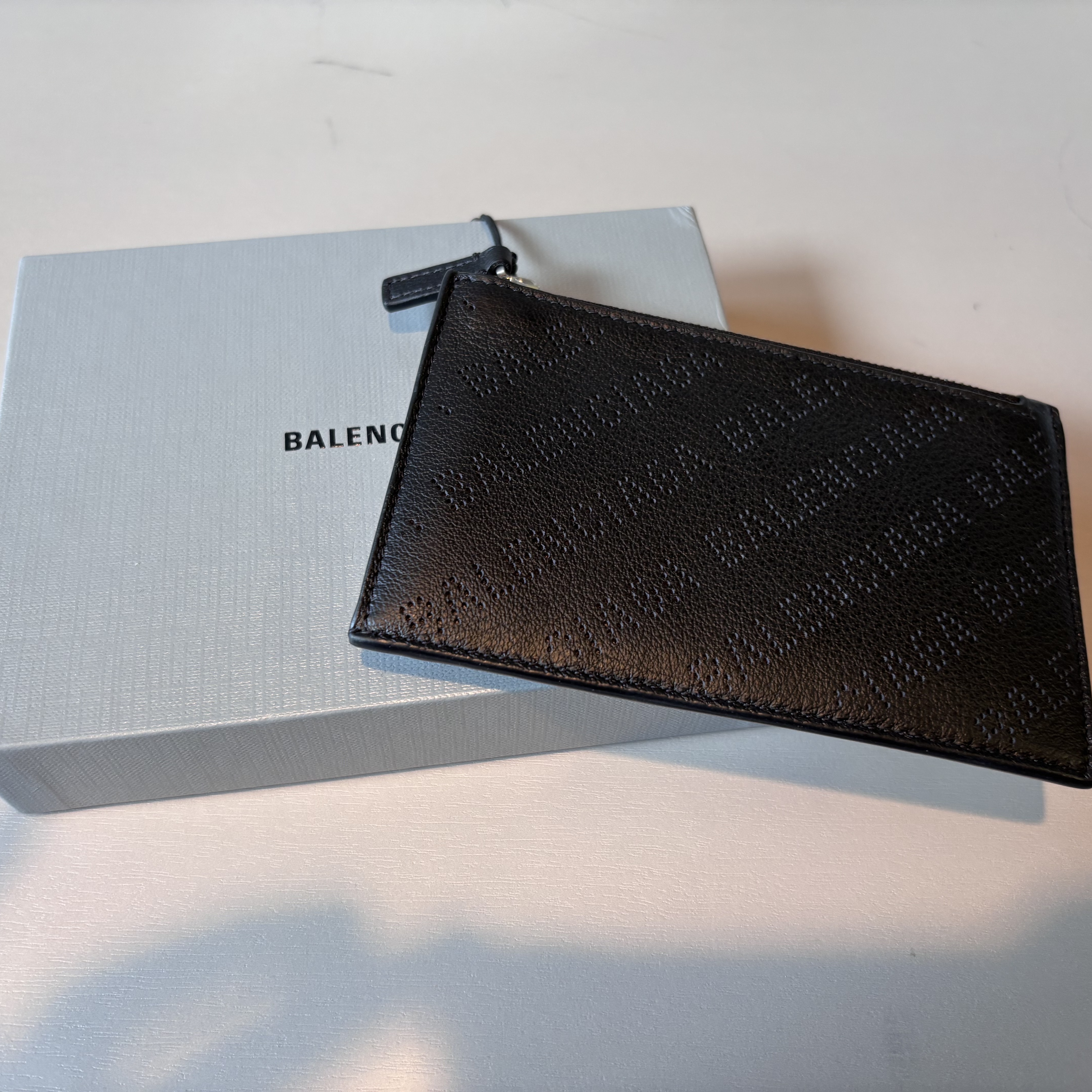 Balenciaga Logo Perforated Zipped Card Holder Black 착용 스타일 - 3