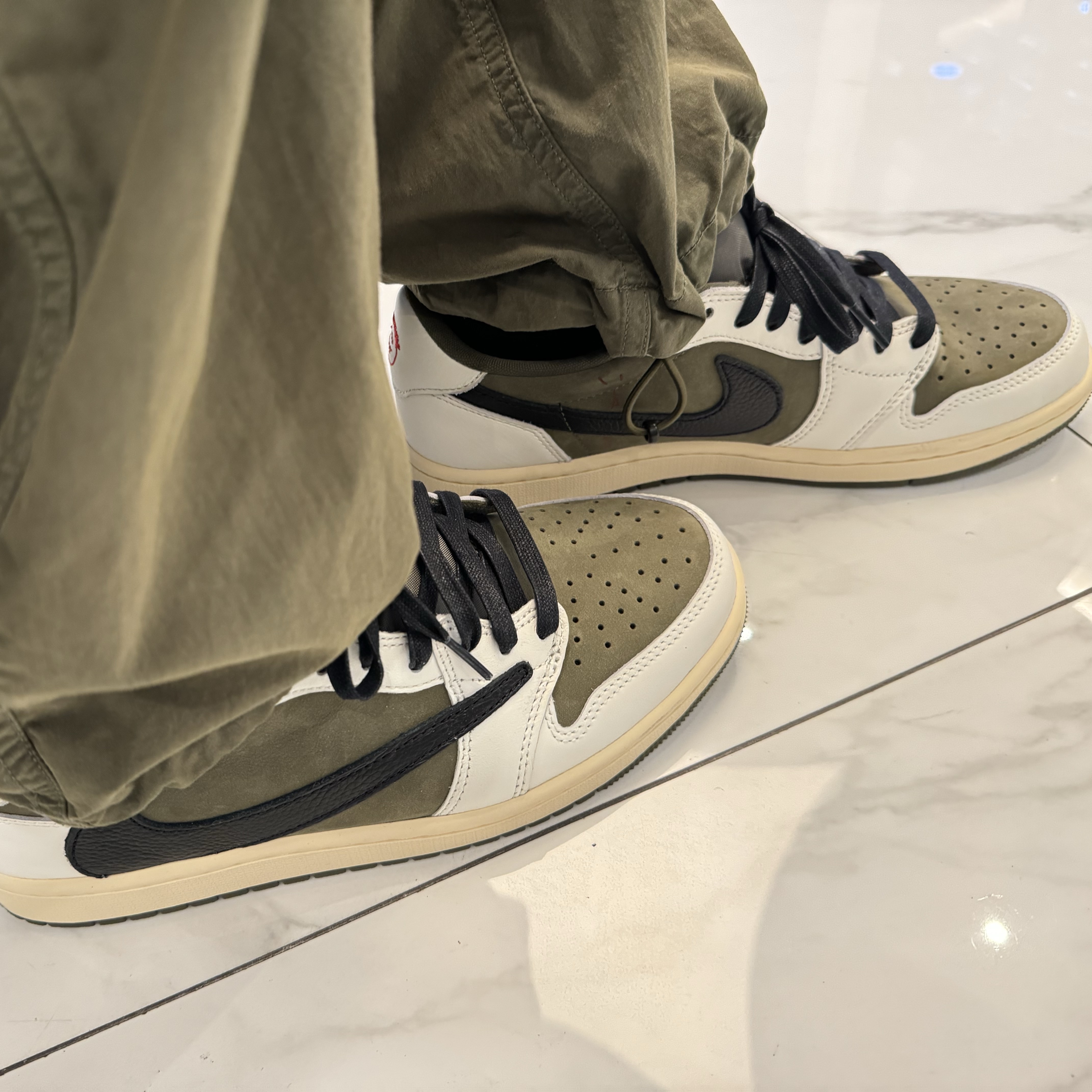 Jordan 1 x Travis Scott Retro Low OG SP Reverse Olive 착용 스타일