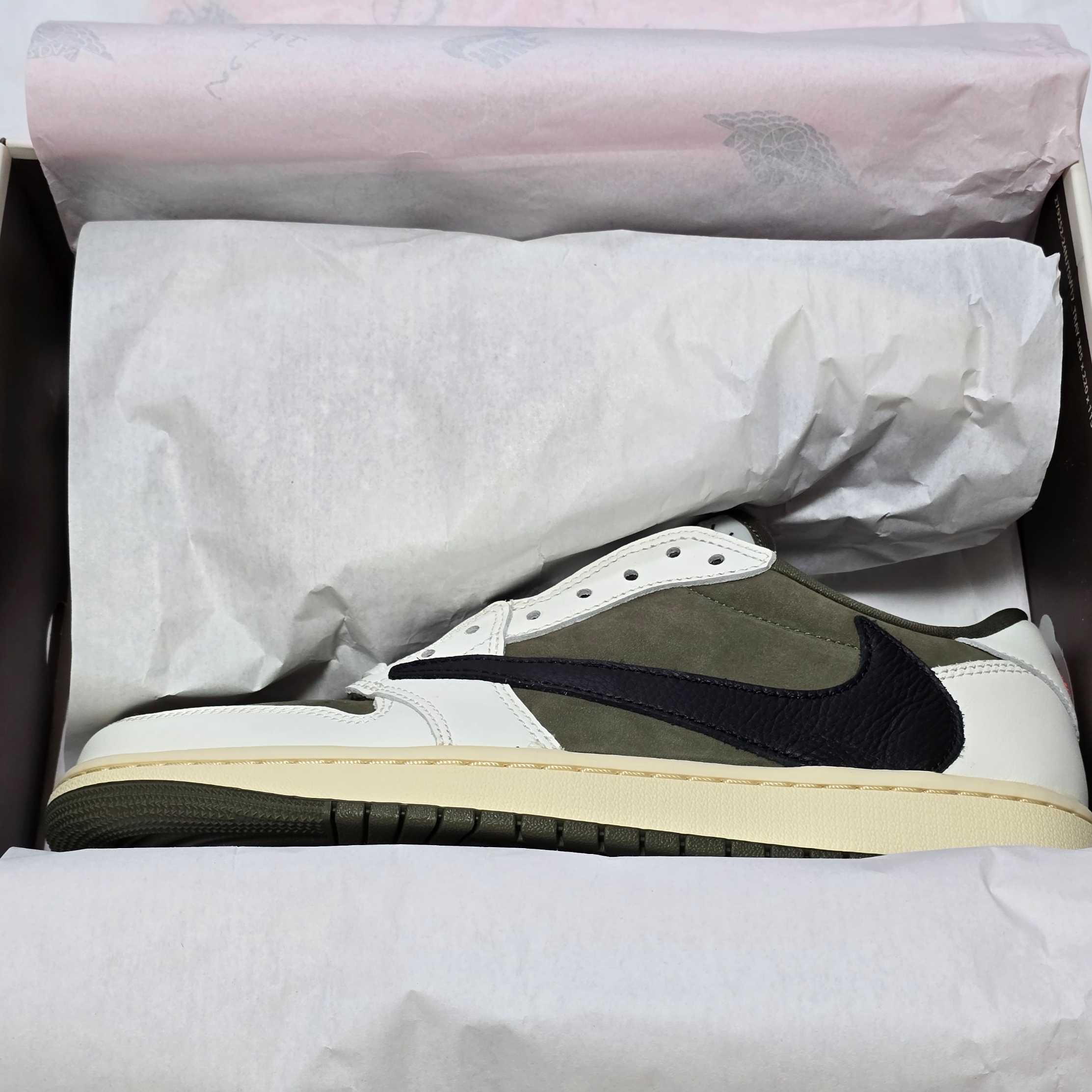 Jordan 1 x Travis Scott Retro Low OG SP Reverse Olive 착용 스타일