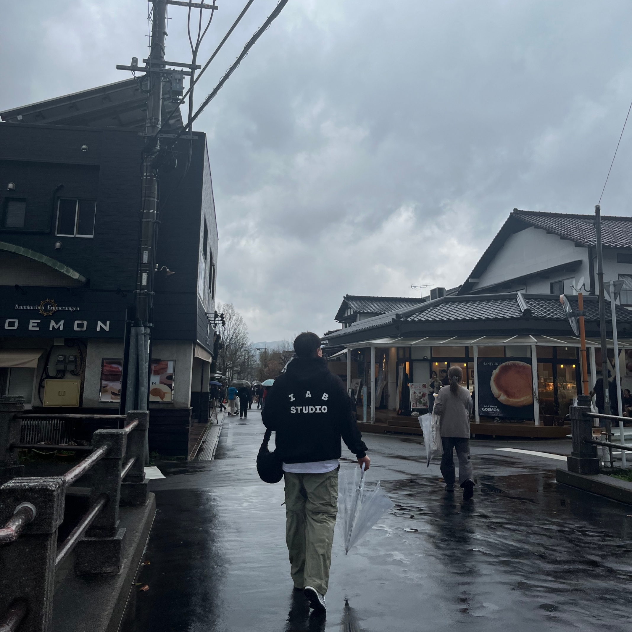 IAB Studio Hoodie Black 착용 스타일 - 2