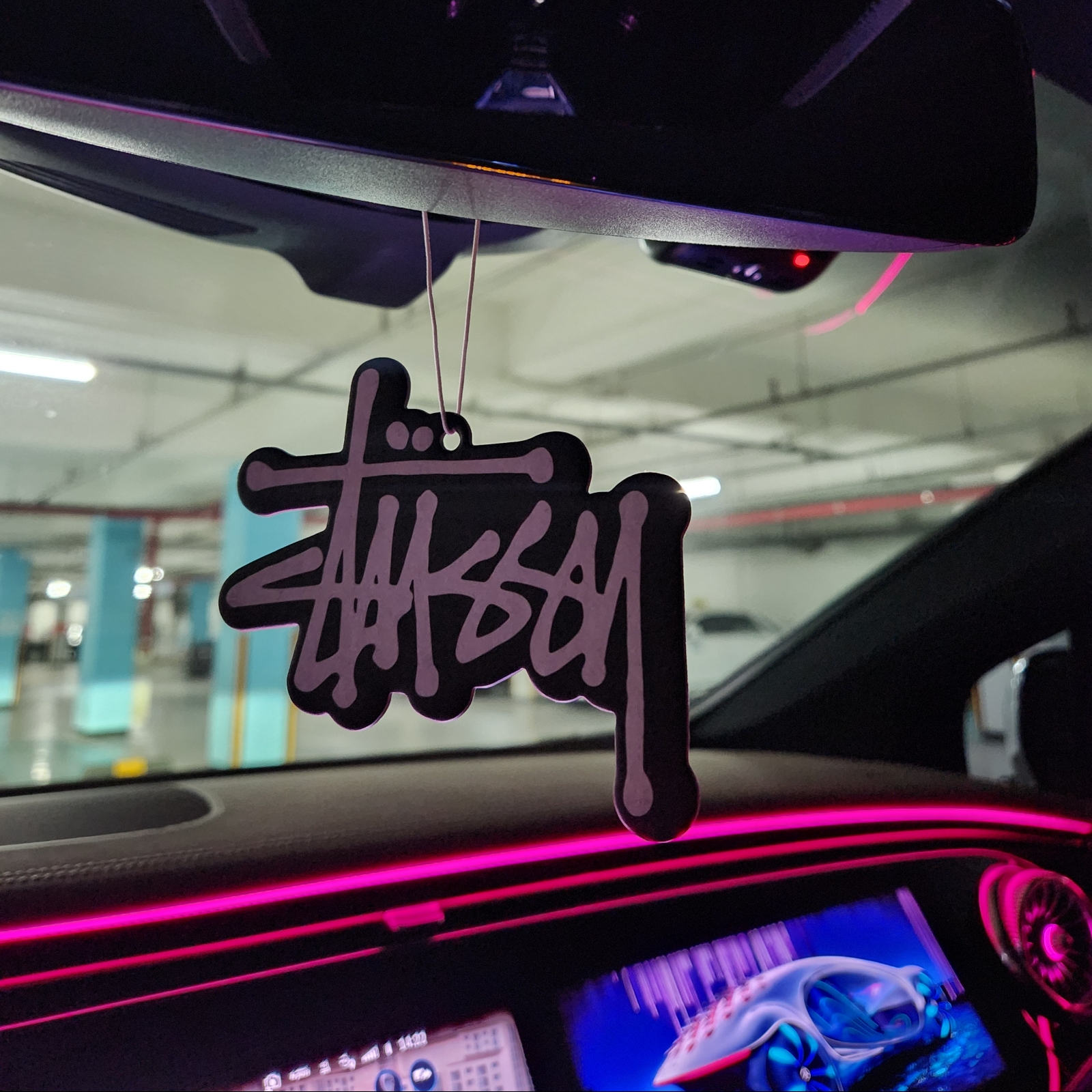 Stussy Logo Air Freshener White (Green Tea Scent) 착용 스타일