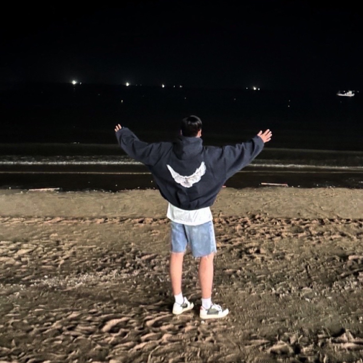Jordan 1 x Travis Scott Retro Low OG SP Reverse Olive, Yeezy Gap Engineered By Balenciaga Dove Hoodie Washed Black 착용 스타일 - 2