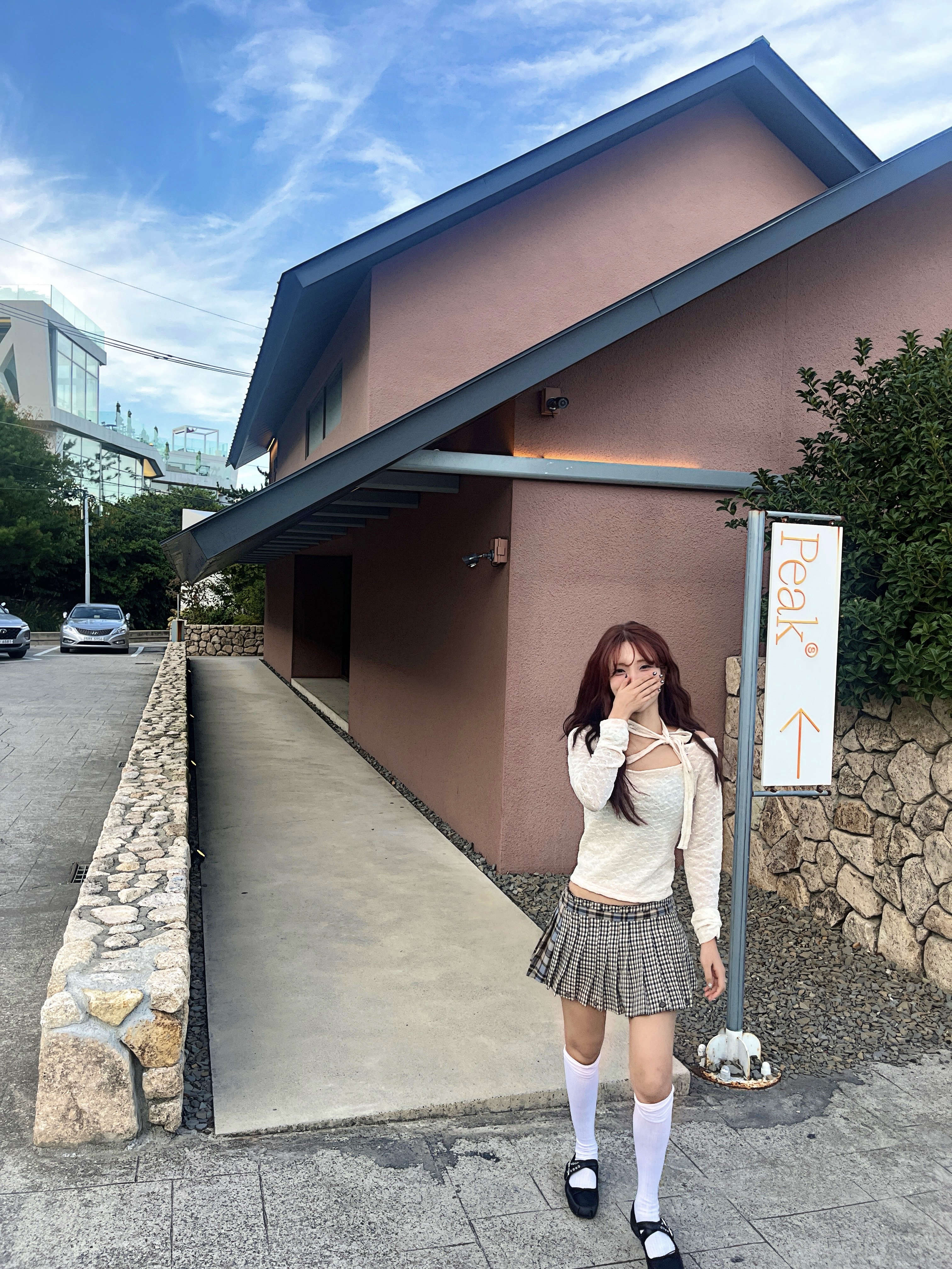 (W) Glowny Russell Plaid Mini Skirt Brown 착용 스타일 - 2