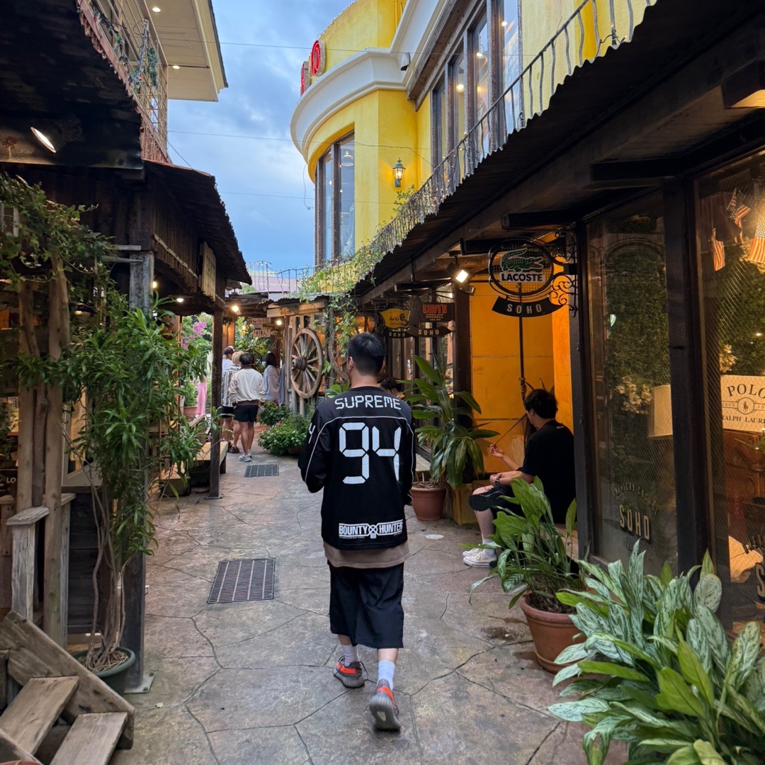 Supreme x Bounty Hunter Mesh Moto Jersey Black - 23FW, Adidas Yeezy Boost 350 V2 Beluga - Reflective 착용 스타일