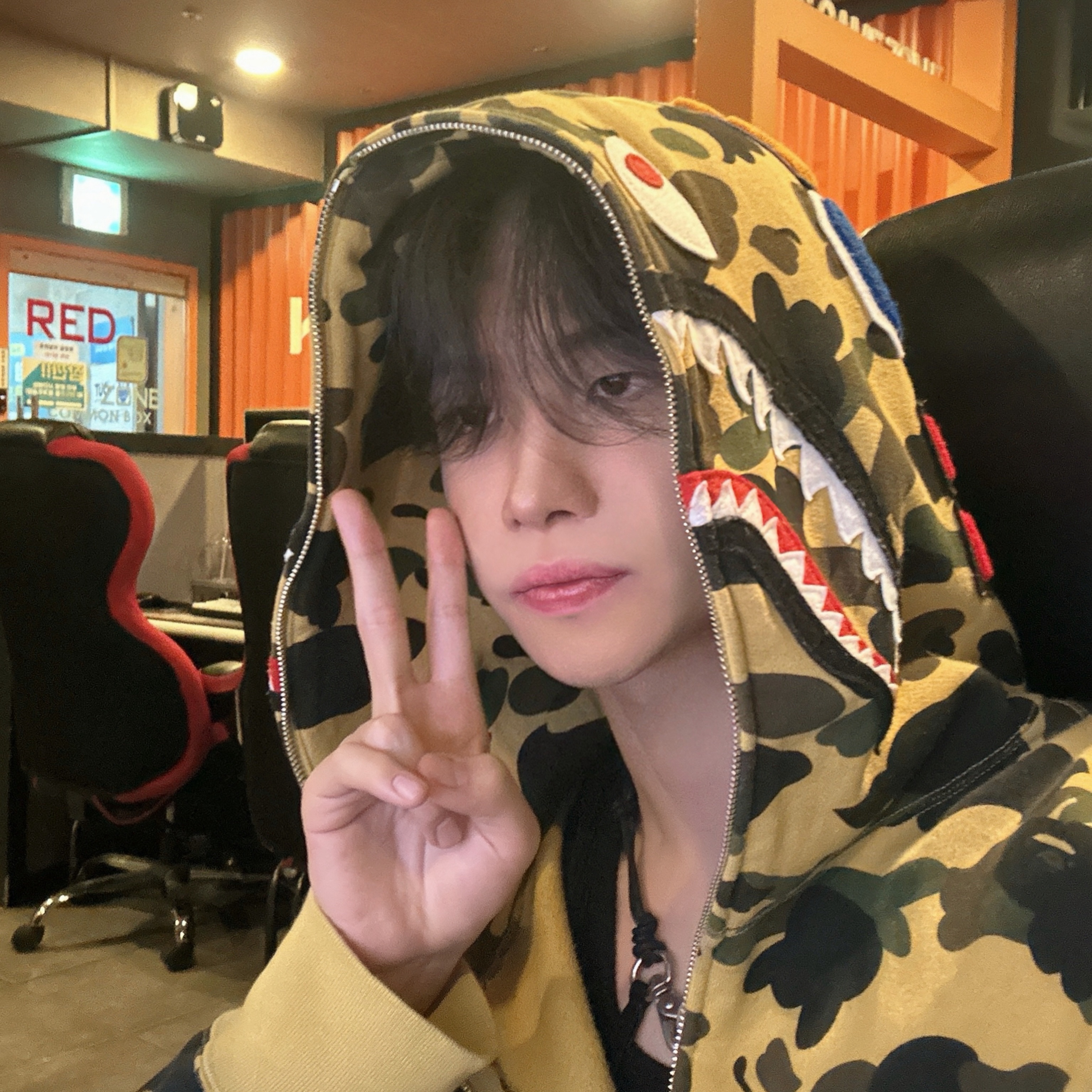 BAPE 1st Camo Shark Full Zip Hoodie Yellow 착용 스타일 - 1