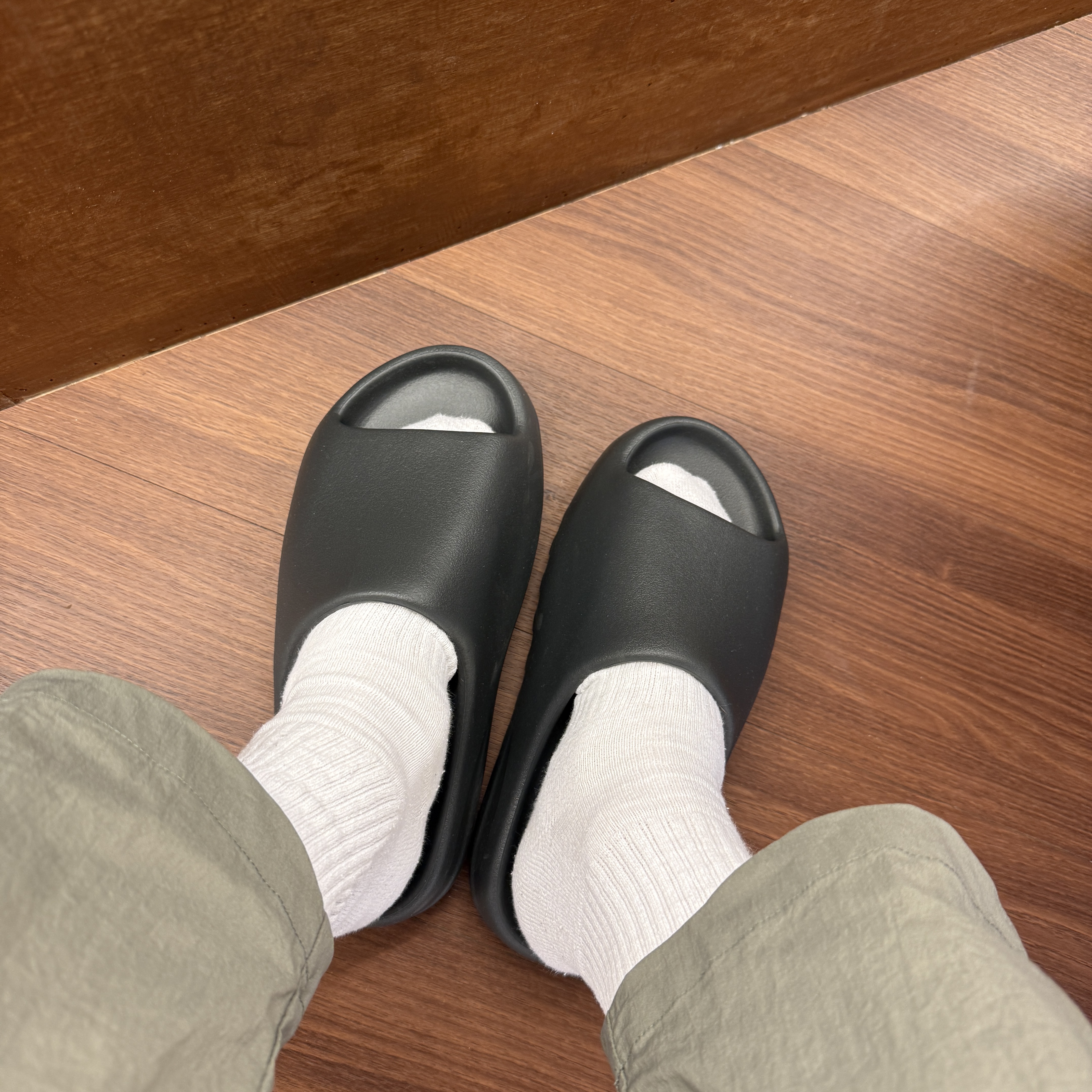 Adidas Yeezy Slide Dark Onyx 2024 착용 스타일