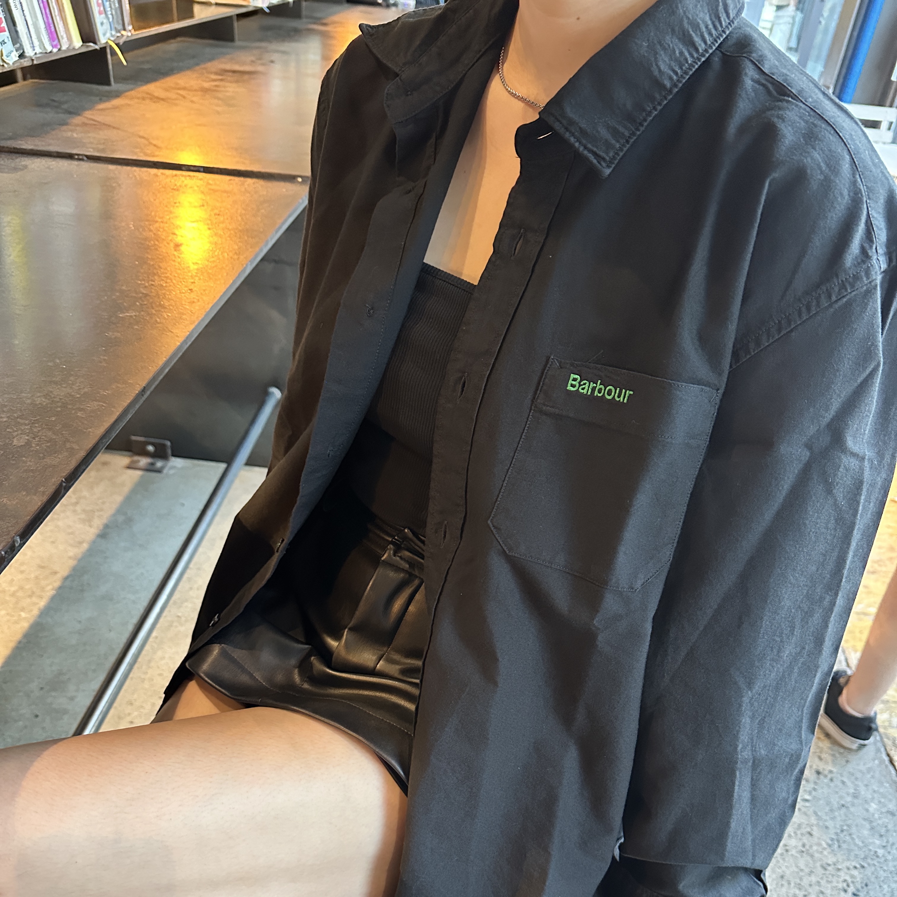 COS Gathered Leather Shoulder Bag Silver, Vans Checkerboard Comfycush One Black 착용 스타일 - 1