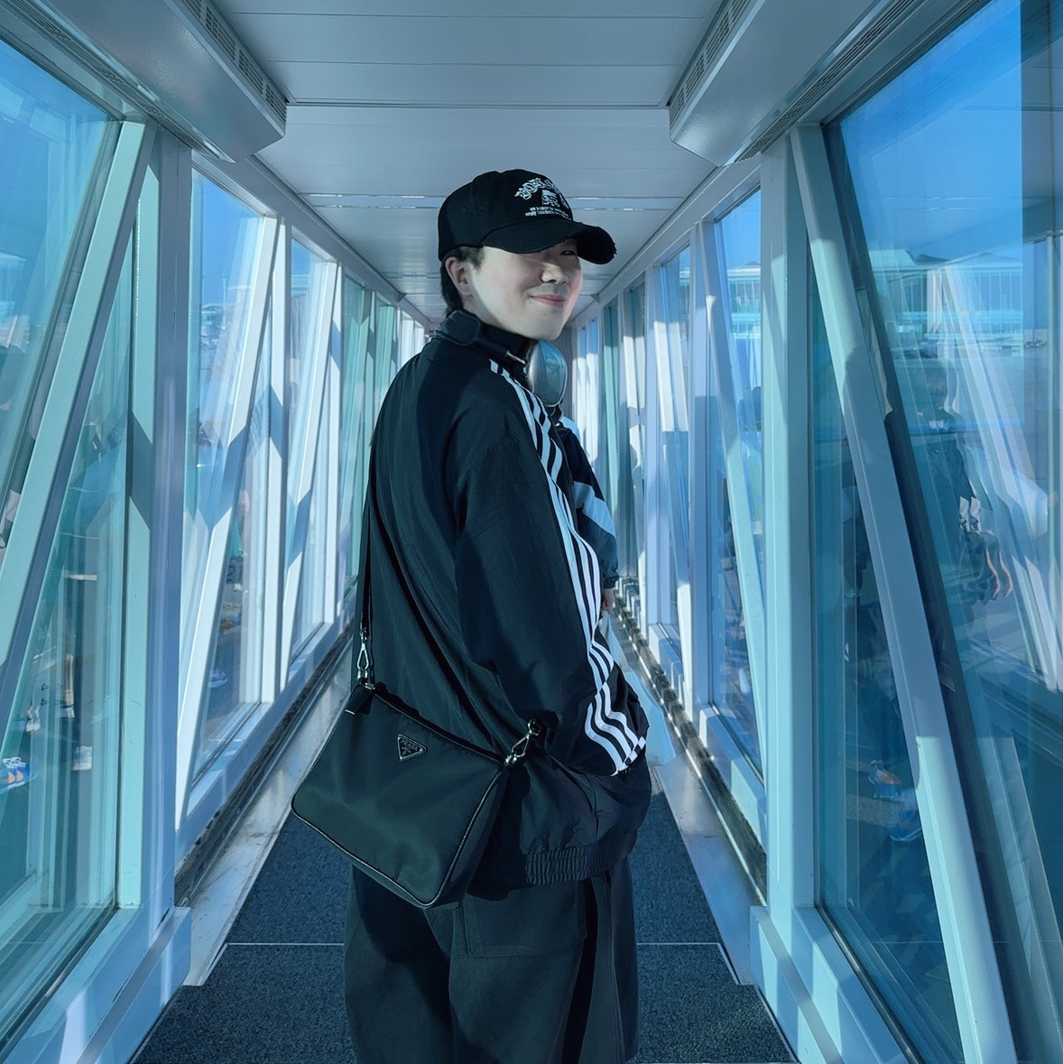 ETCE Boy Hood Destroyed Cap Black, Prada Re-Nylon and Saffiano Leather Shoulder Bag Black 착용 스타일