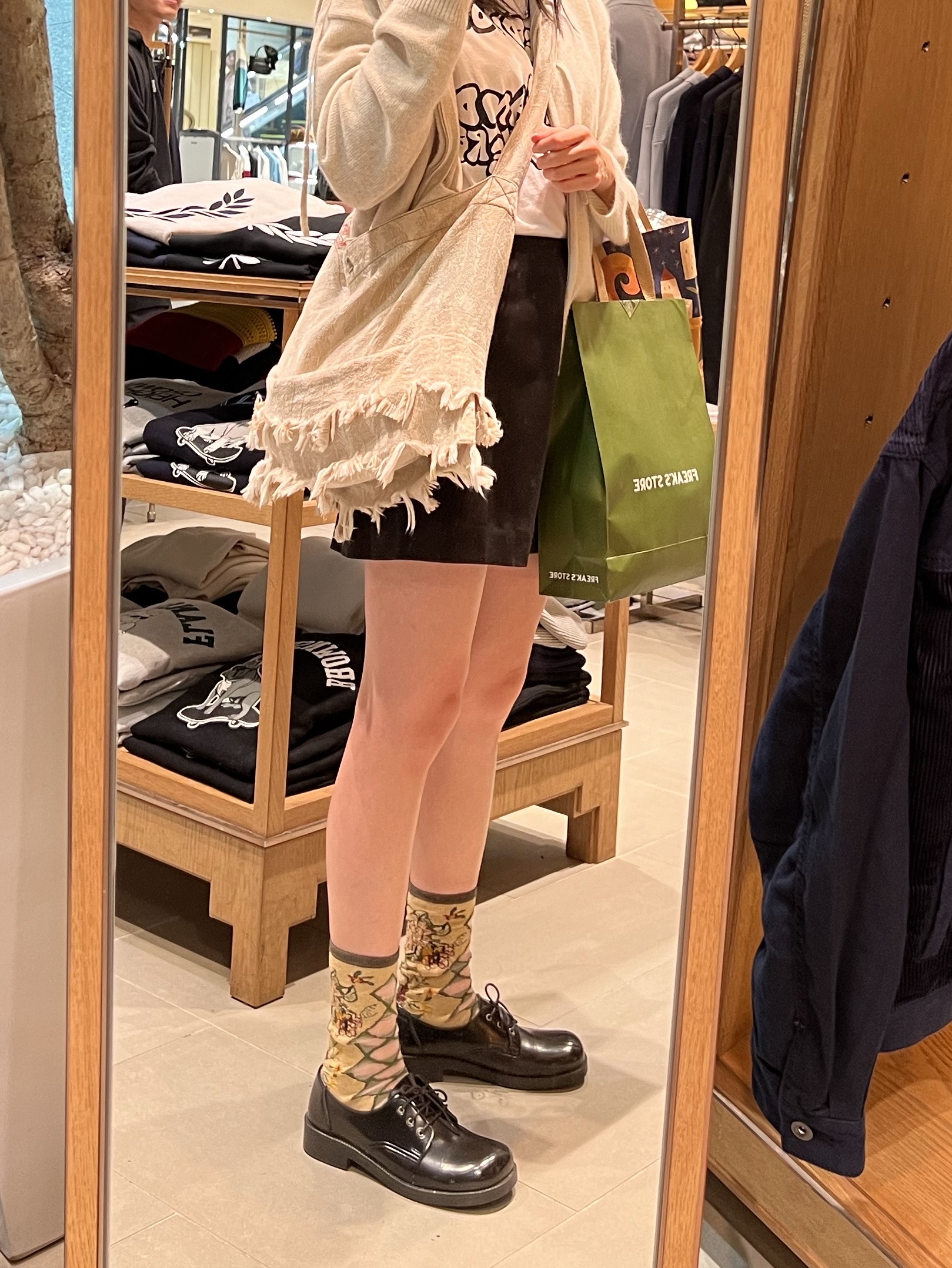 Kapital 156 Gobelin Flower See Through Socks Light Beige, Kapital 12 oz. Magpie Denim Medicine Bag Small Kinari 착용 스타일 - 3