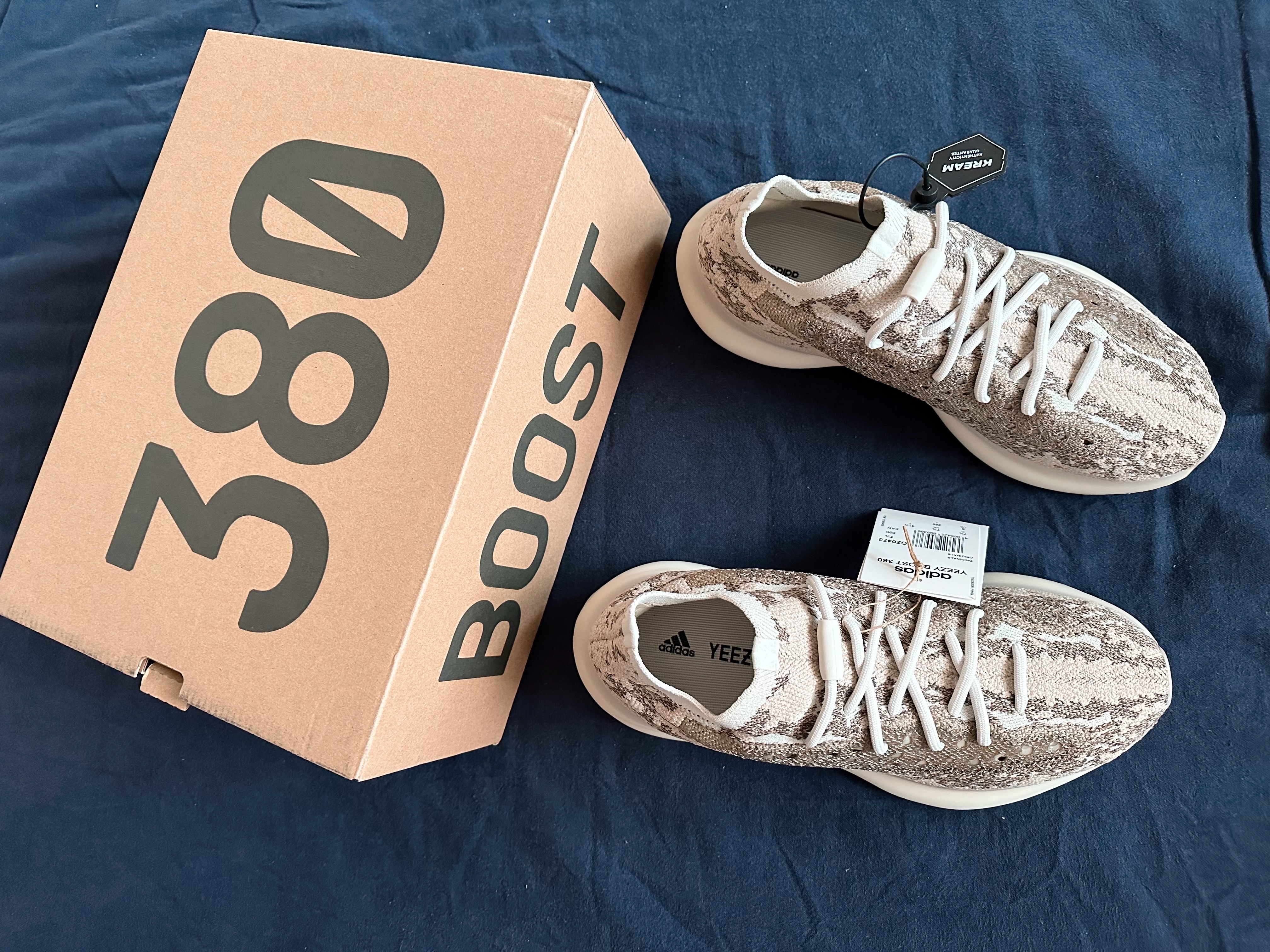 Adidas Yeezy Boost 380 Pyrite 착용 스타일