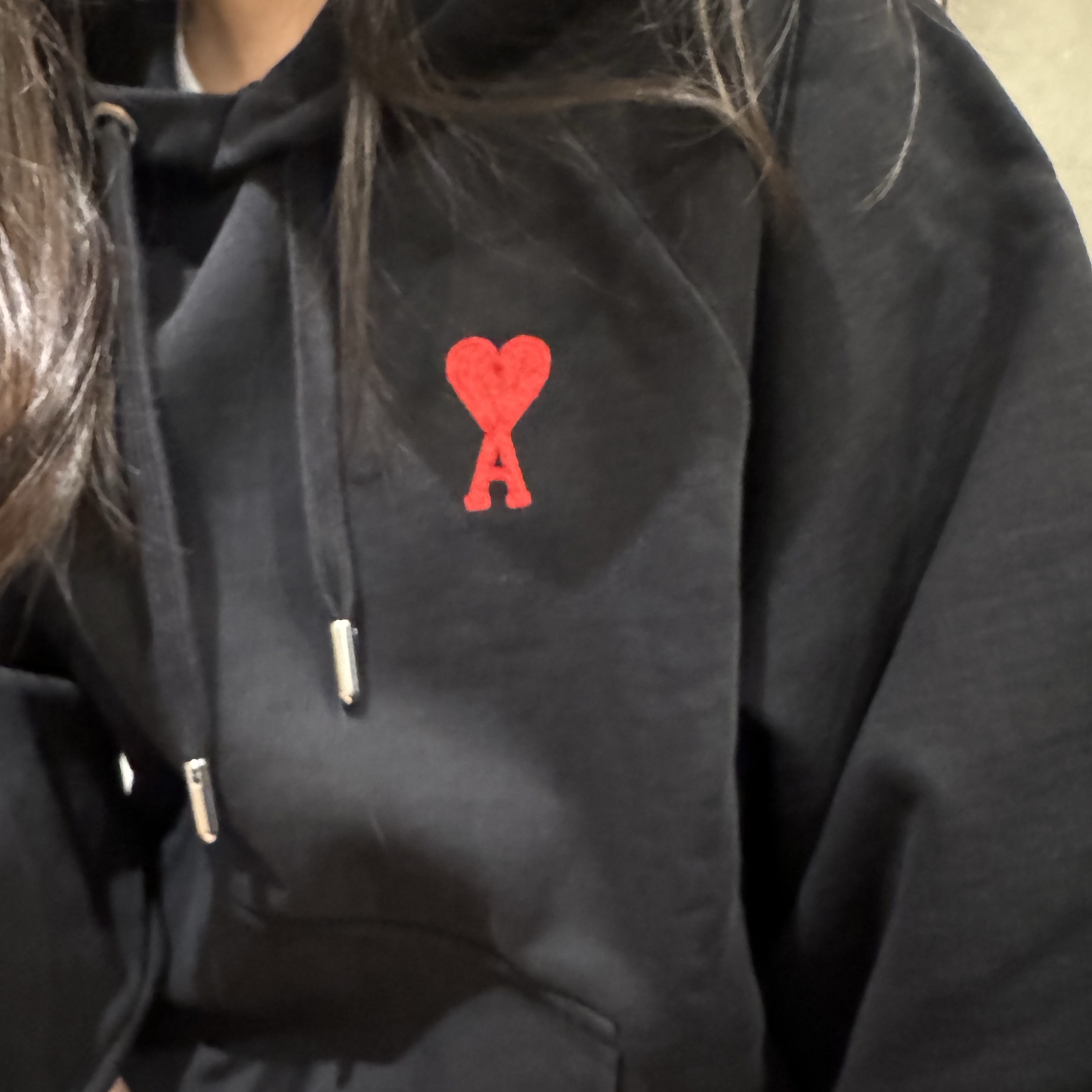 AMI de Coeur Hoodie Black 착용 스타일