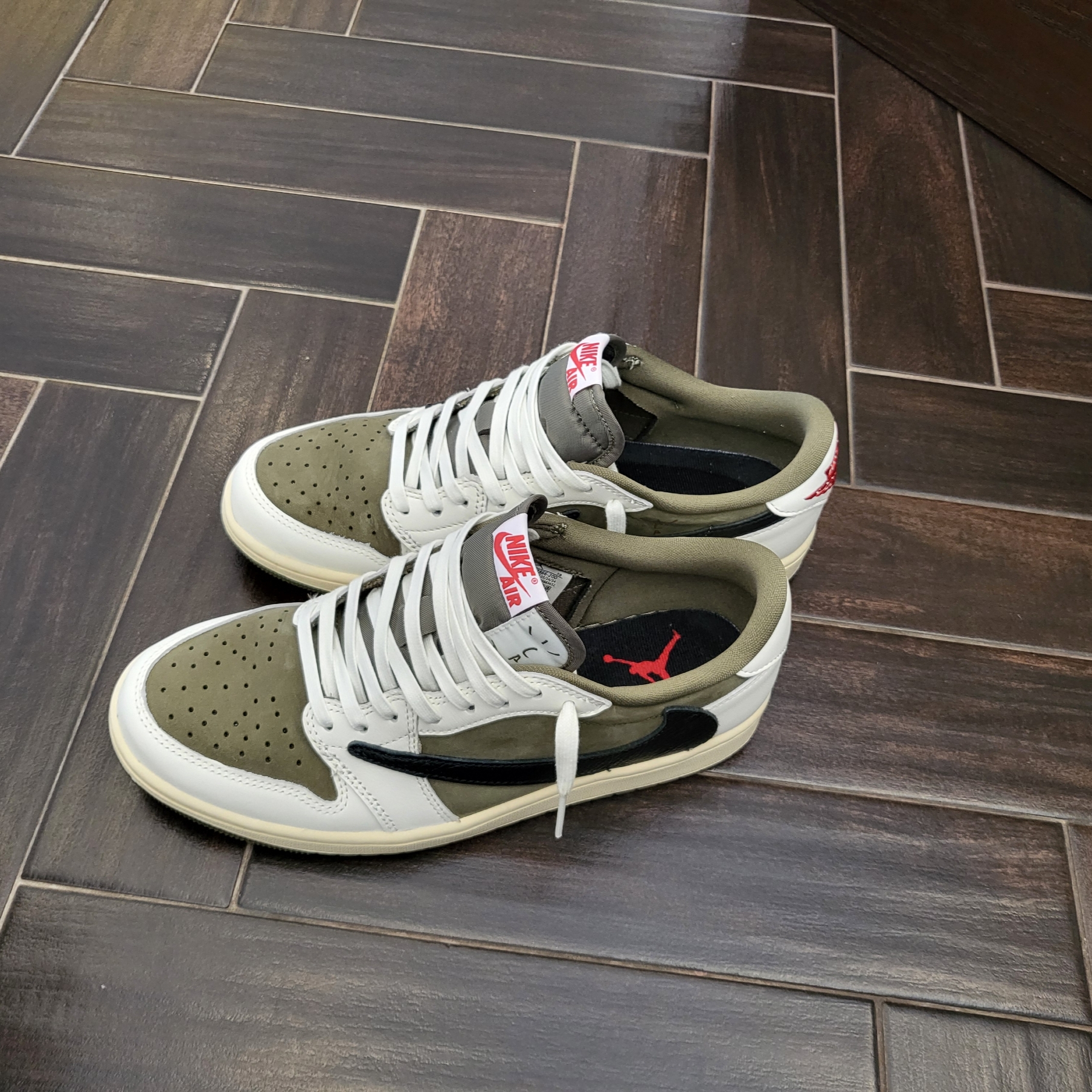 Jordan 1 x Travis Scott Retro Low OG SP Reverse Olive 착용 스타일 - 2