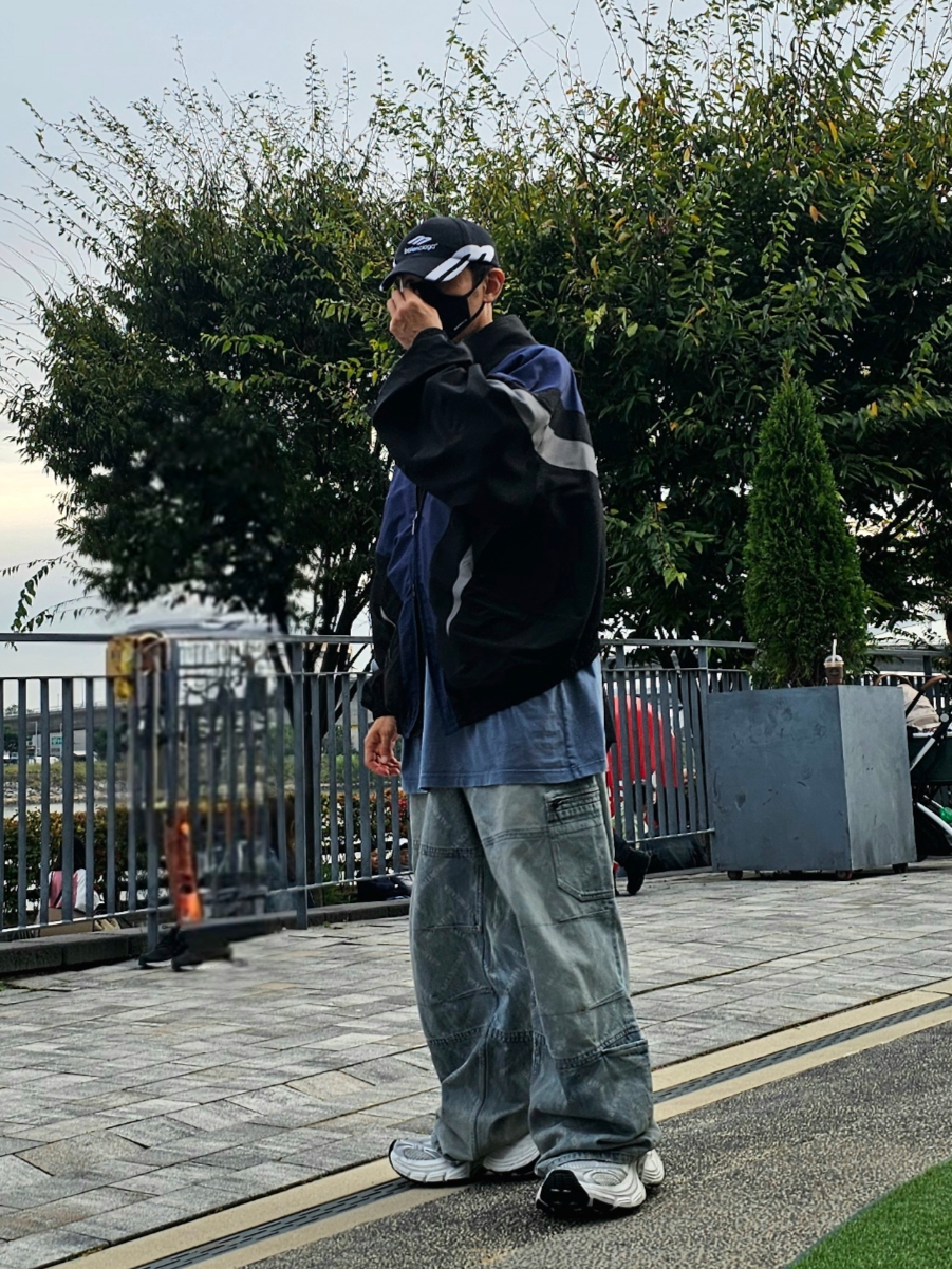 Balenciaga 3B Sports Icon Off Shoulder Tracksuit Jacket Black Navy, Balenciaga Bal Diagonal Allover Cargo Pants Light Blue 착용 스타일 - 2