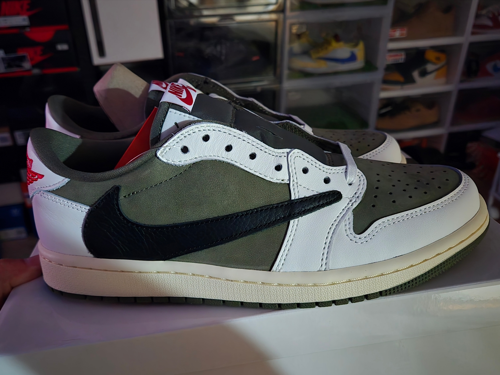 Jordan 1 x Travis Scott Retro Low OG SP Reverse Olive 착용 스타일 - 2