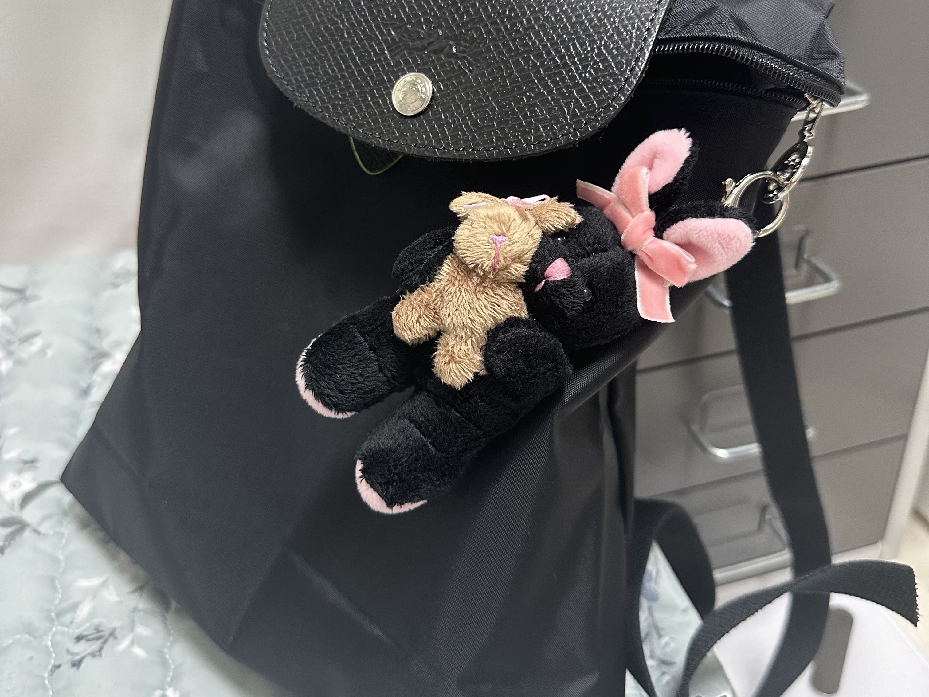 Longchamp Le Pliage Green M Backpack Black 착용 스타일