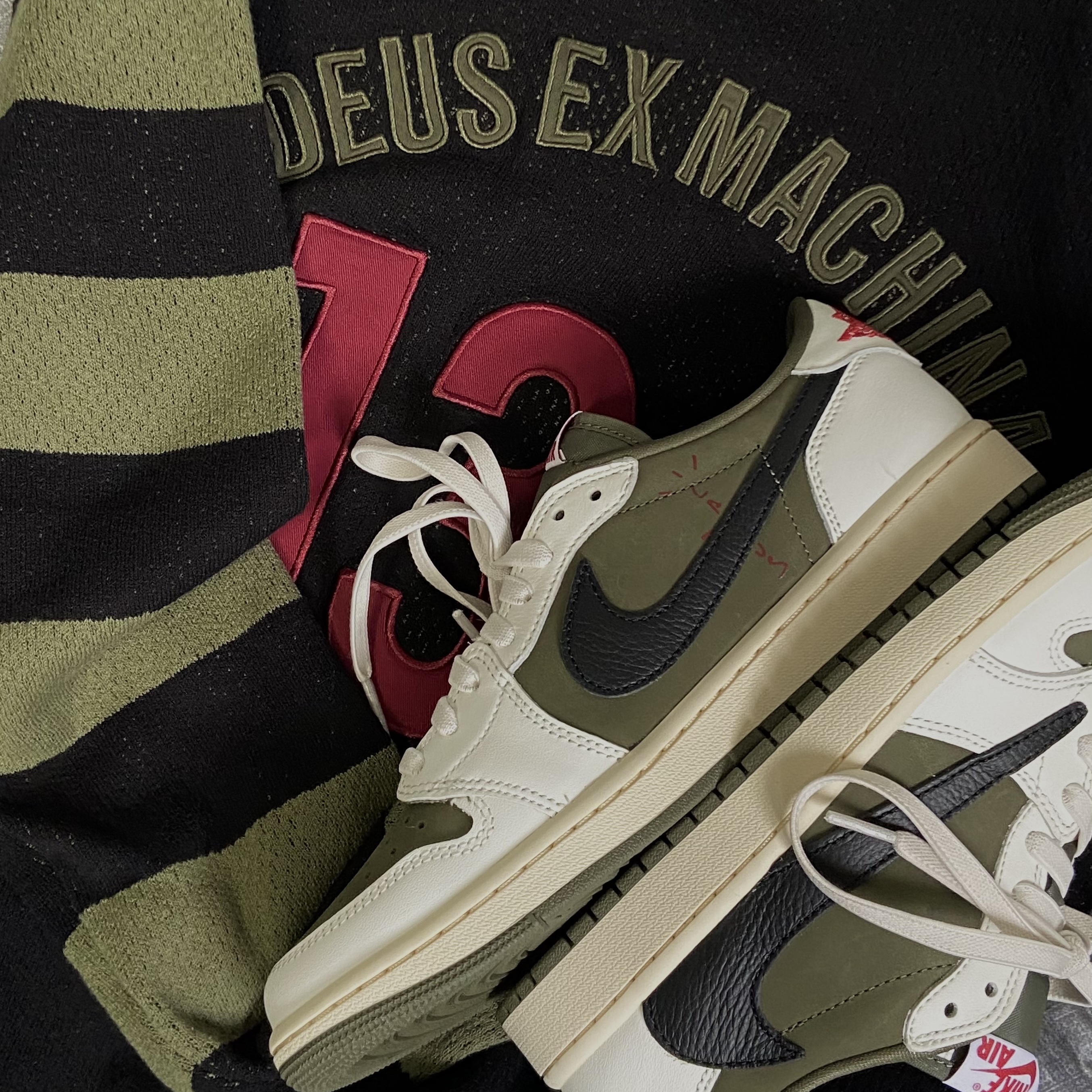 Jordan 1 x Travis Scott Retro Low OG SP Reverse Olive 착용 스타일 - 2