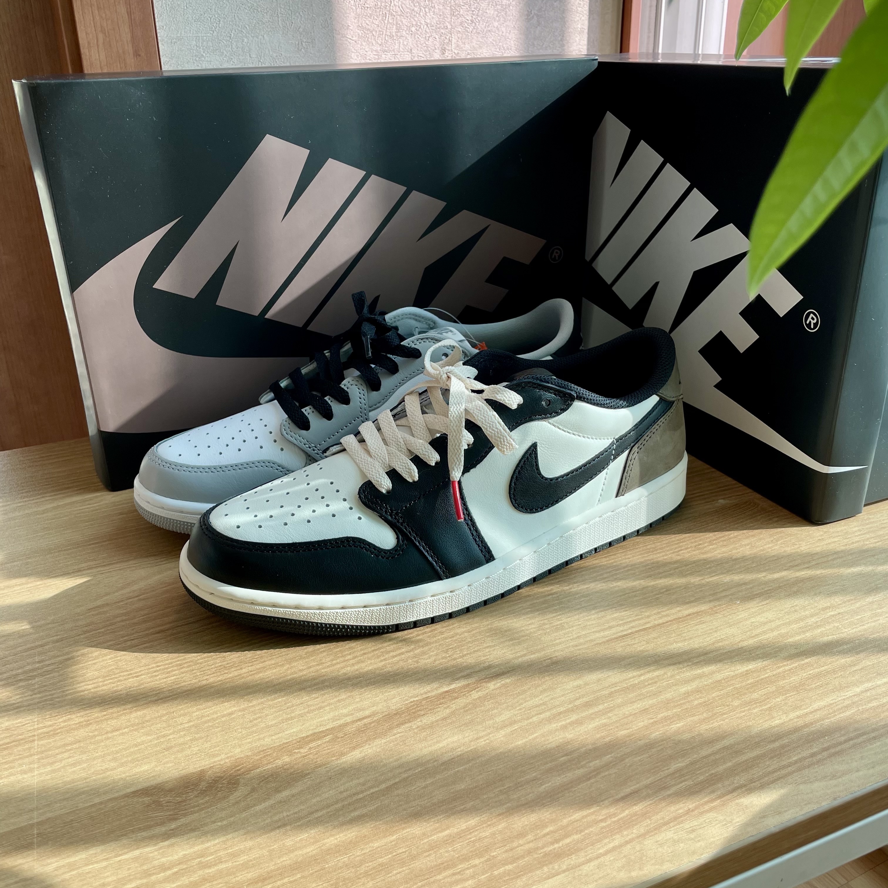 Jordan 1 Retro Low OG Mocha, Jordan 1 Retro Low OG Wolf Grey and White 착용 스타일 - 2