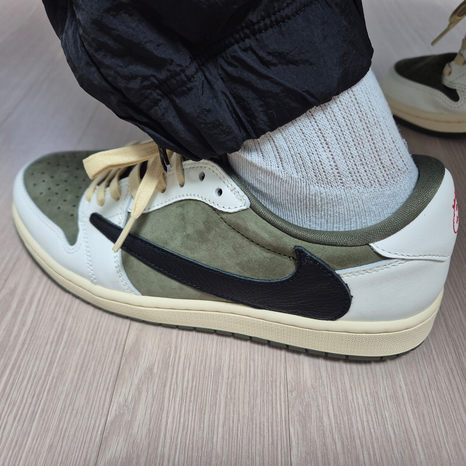 Jordan 1 x Travis Scott Retro Low OG SP Reverse Olive 착용 스타일 - 3