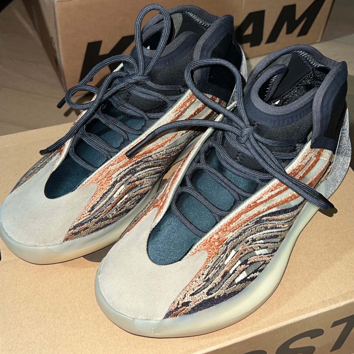 Adidas Yeezy QNTM Flash Orange 착용 스타일