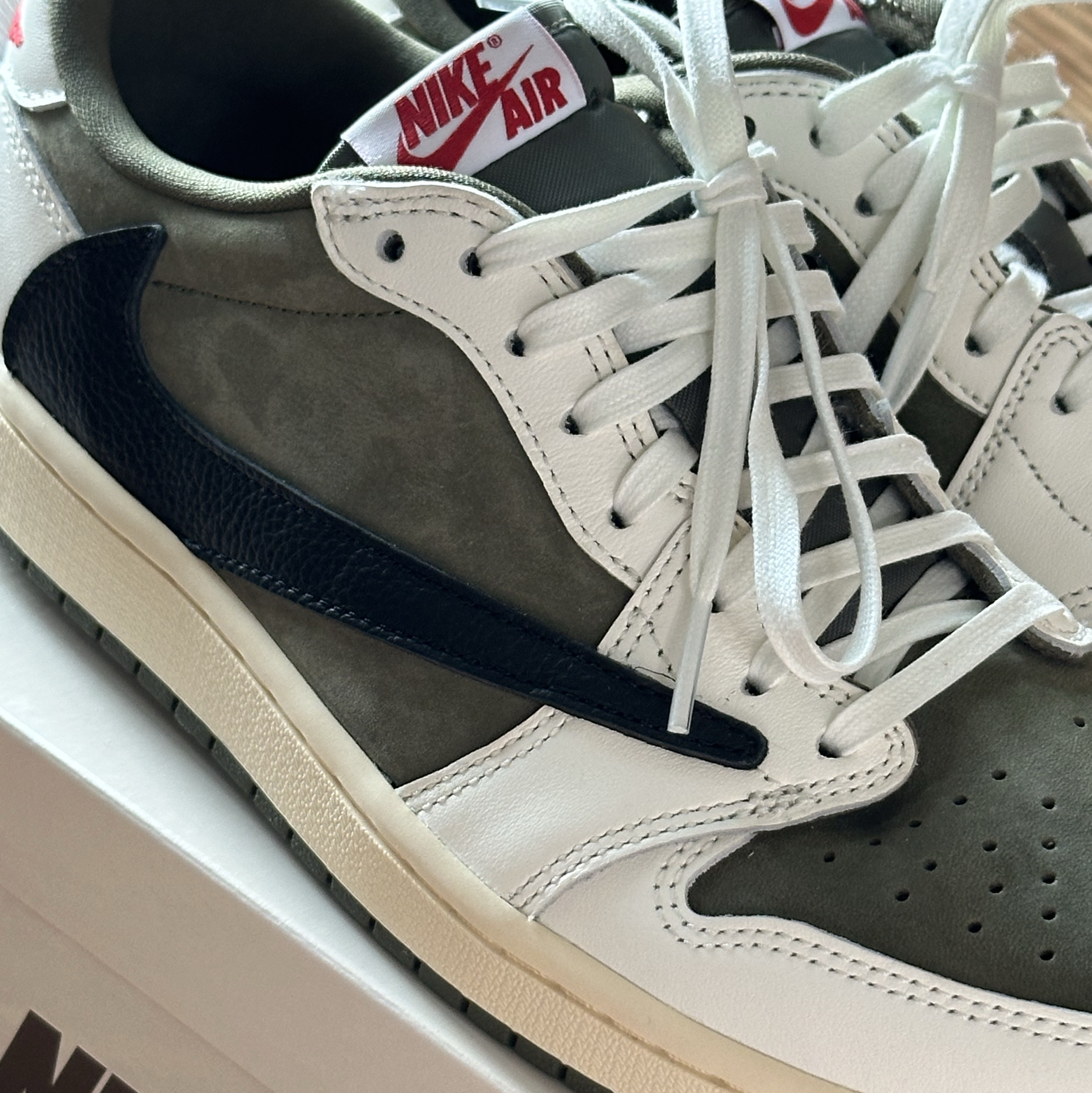 Jordan 1 x Travis Scott Retro Low OG SP Reverse Olive 착용 스타일 - 1