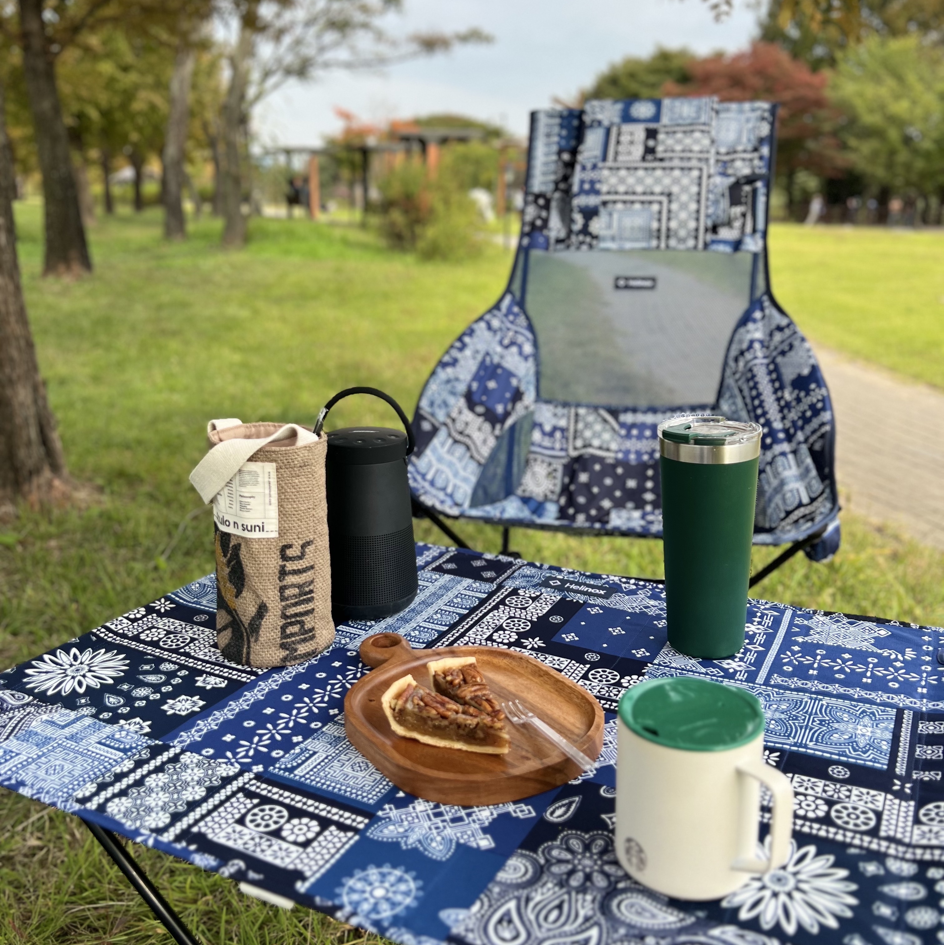Helinox Table One Hard Top L Blue Bandanna Quilt, Helinox Sunset Chair Blue Bandanna Quilt 착용 스타일 - 2