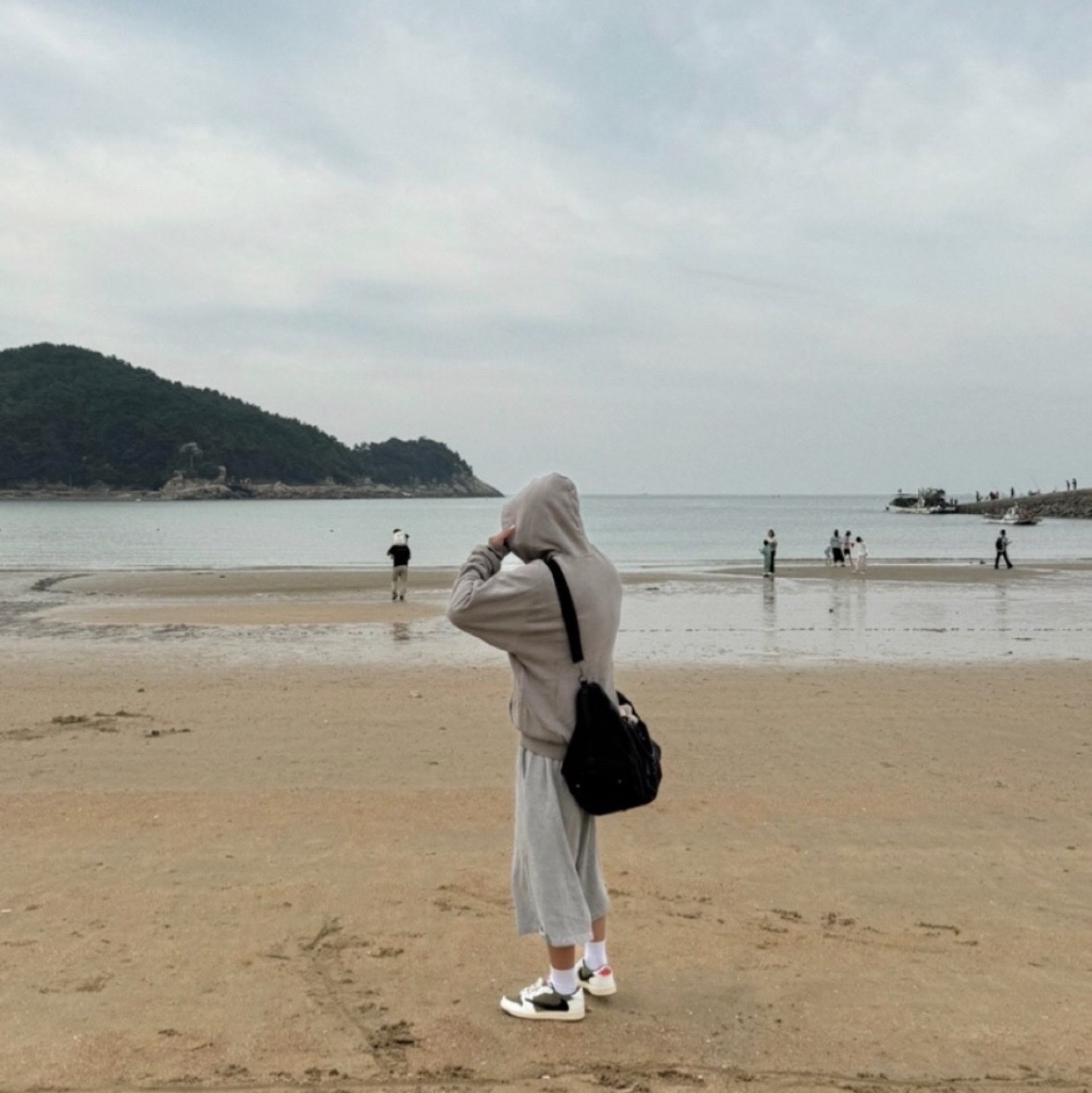 Yeezy YZY Zip-Up Hoodie Grey, Jordan 1 x Travis Scott Retro Low OG SP Reverse Olive 착용 스타일 - 1