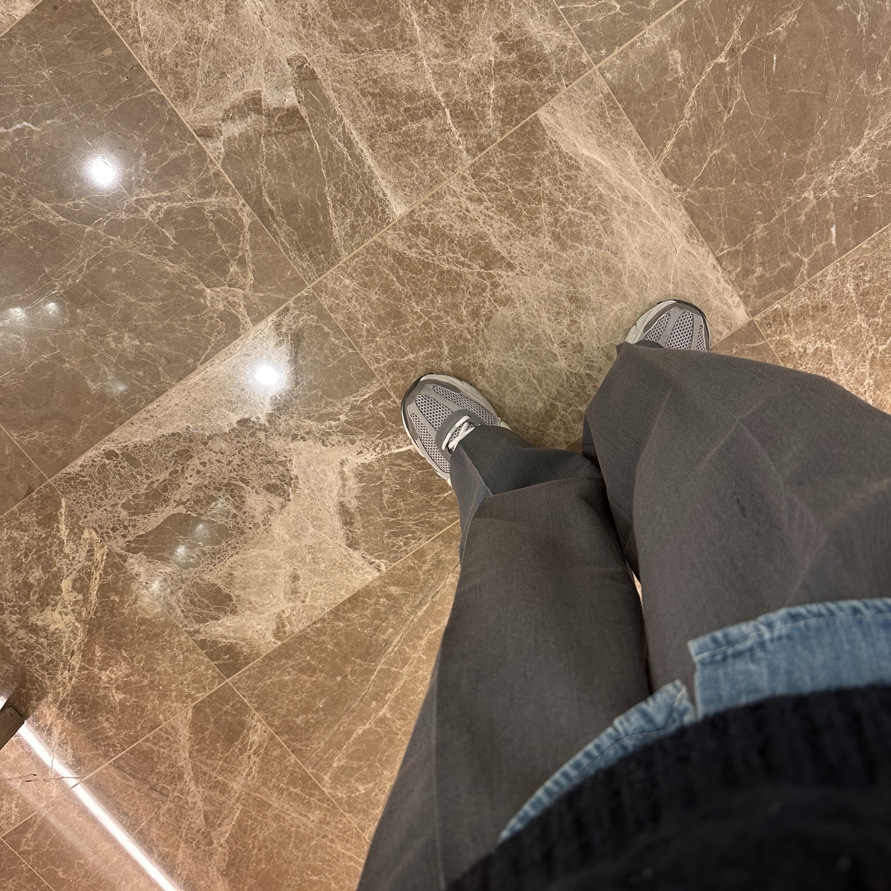 (W) Nike Zoom Vomero 5 Cobblestone and Flat Pewter, Casio LTP-V007L-1B 착용 스타일 - 1