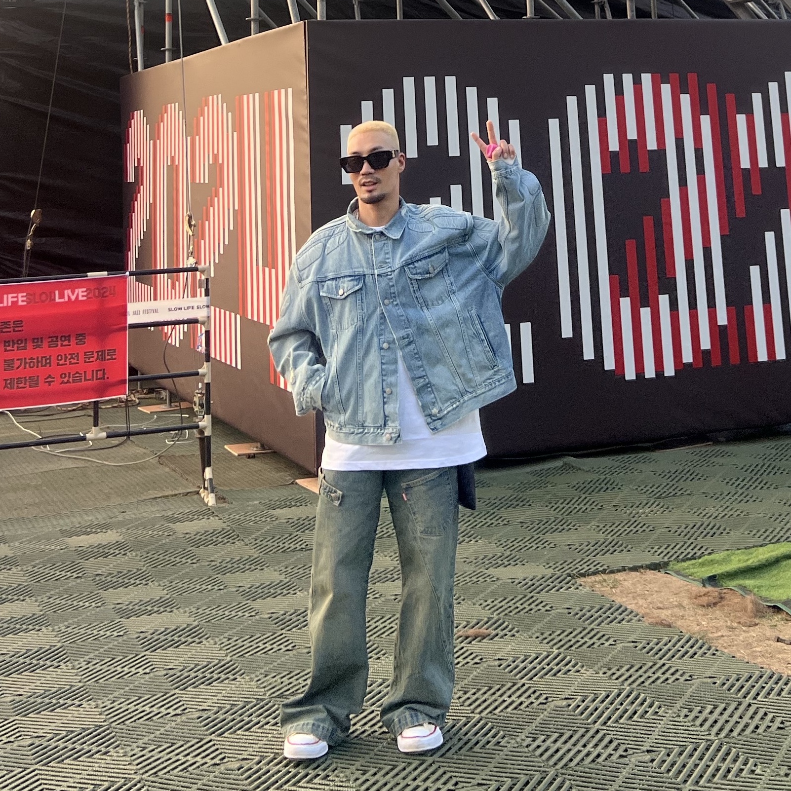 [KREAM 단독] ADSB Andersson Bell x Levi's Women Overlay Jean Tinted Indigo - 24FW, Yeezy Gap Engineered By Balenciaga Padded Denim Jacket Blue 착용 스타일