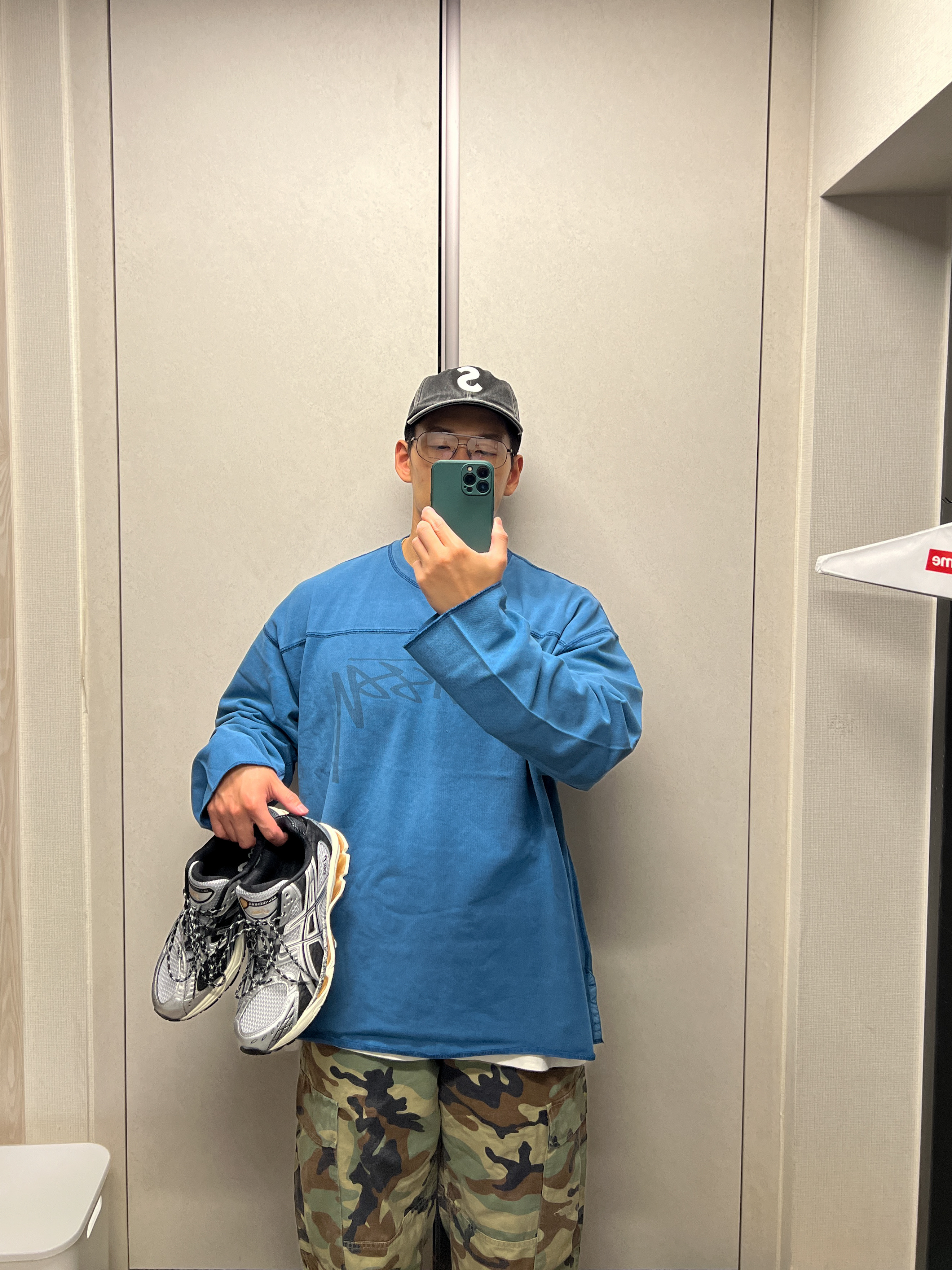 Supreme Pigment S Logo 6-Panel Black - 24FW, Stussy Pigment Dyed Cotton Football Crew Blue 착용 스타일
