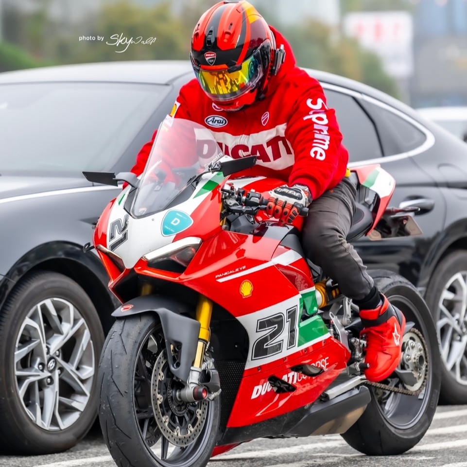 Supreme x Ducati Hooded Racing Jacket Red - 24SS 착용 스타일