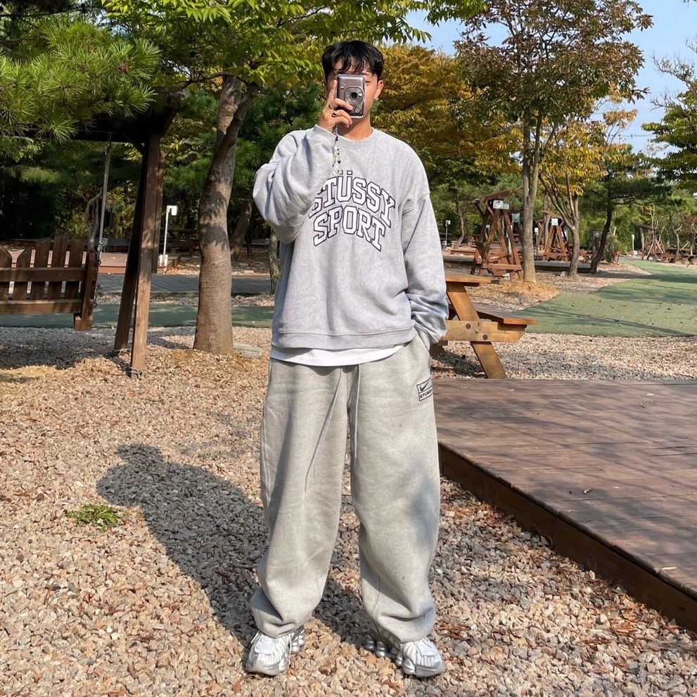 Stussy Relaxed Oversized Crew Grey Heather 착용 스타일 - 1