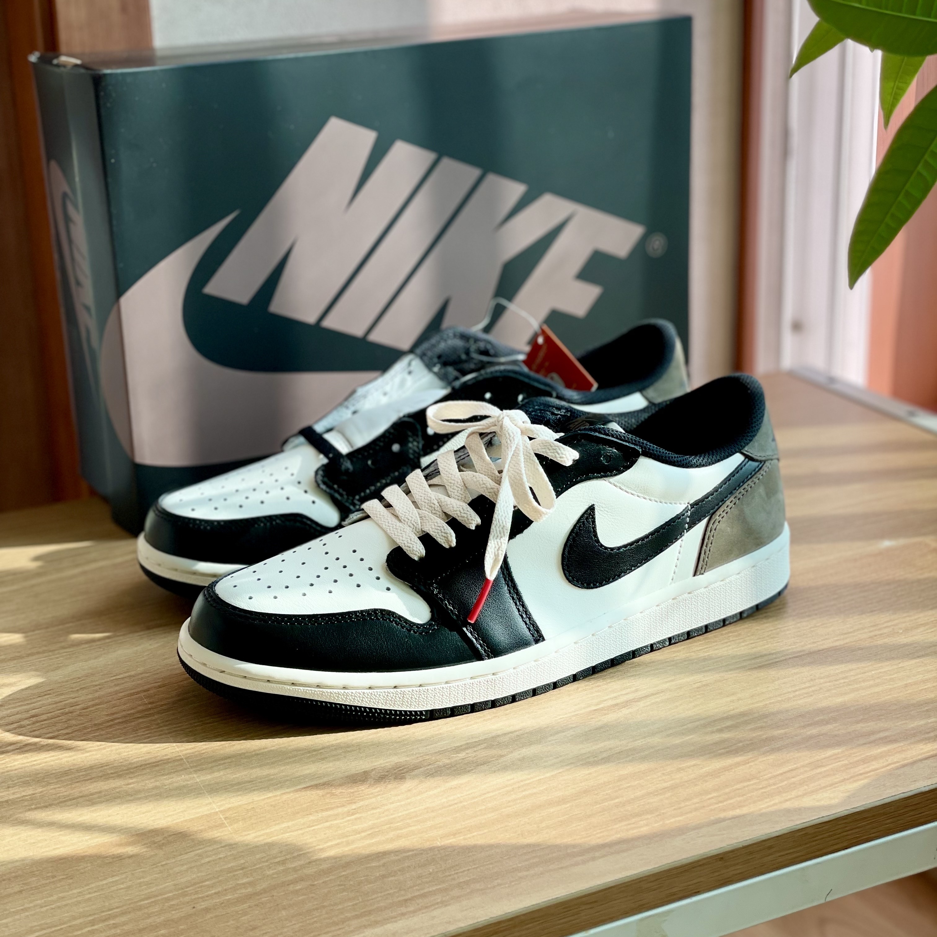 Jordan 1 Retro Low OG Mocha, Jordan 1 Retro Low OG Wolf Grey and White 착용 스타일 - 1