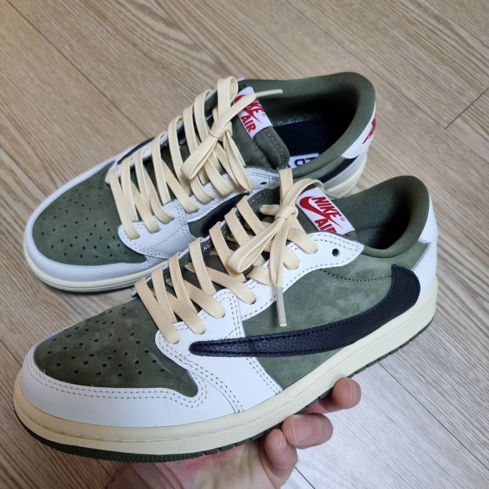 Jordan 1 x Travis Scott Retro Low OG SP Reverse Olive 착용 스타일 - 1