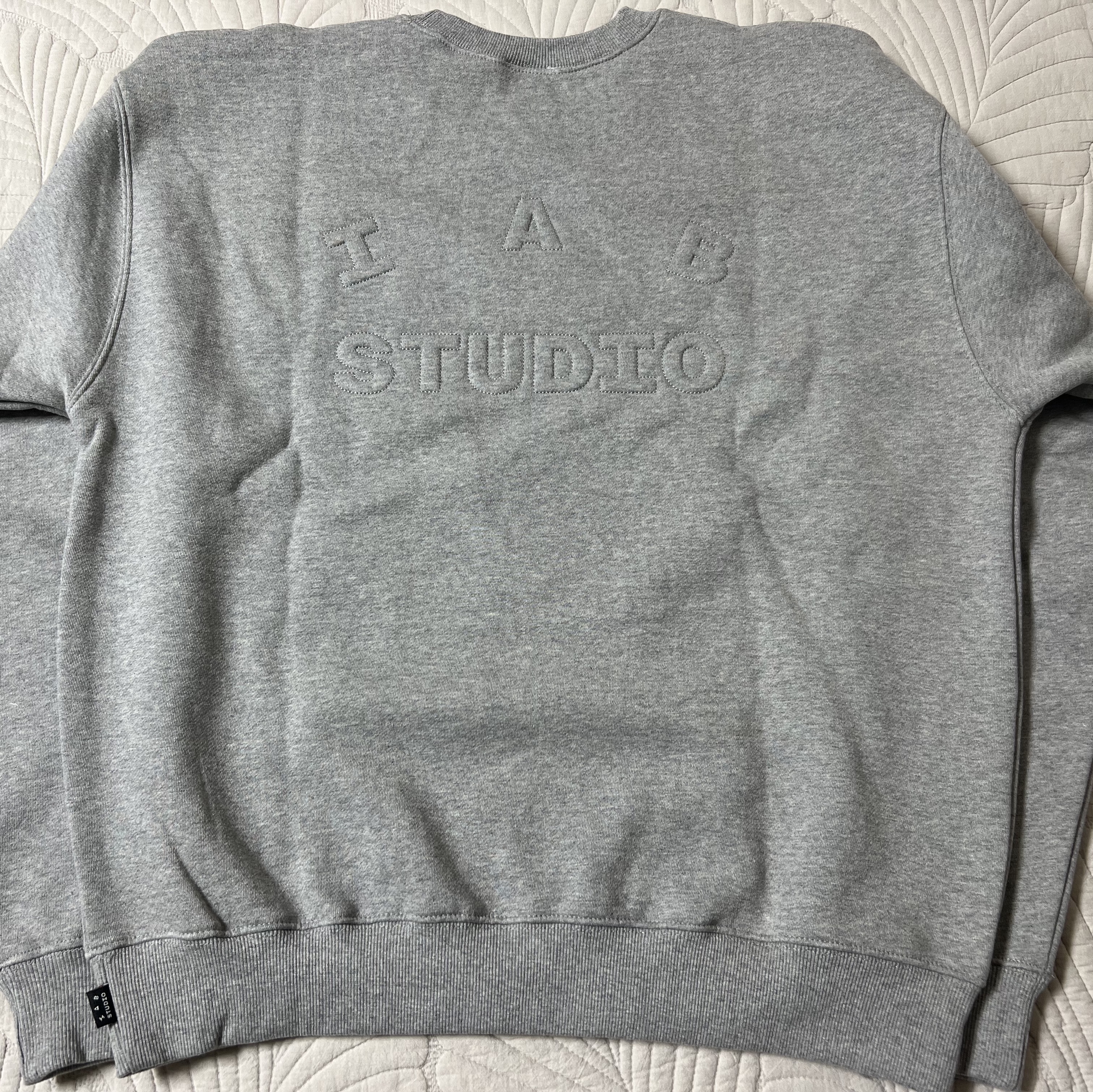 IAB Studio Embossed Sweatshirt Gray 착용 스타일 - 3