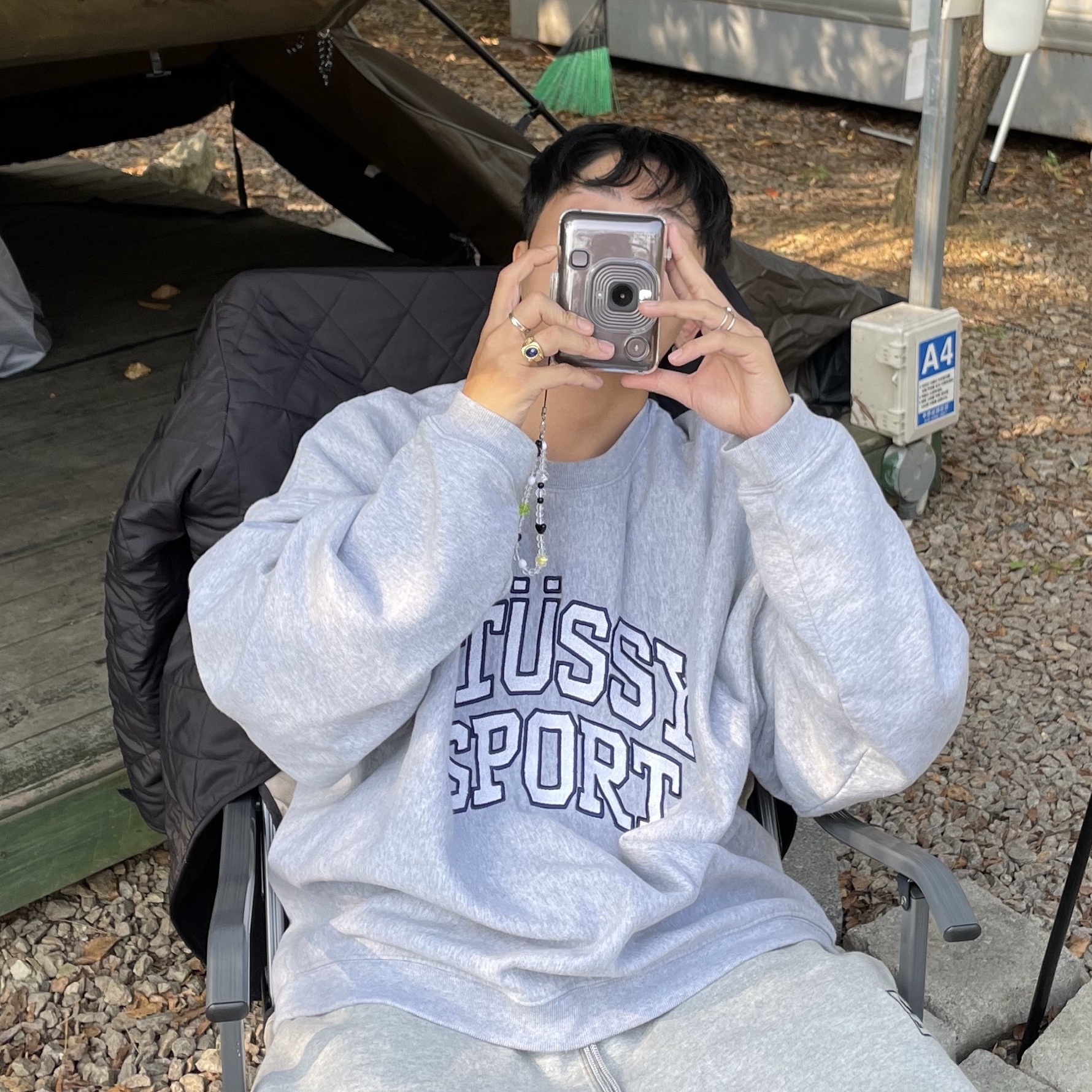 Stussy Relaxed Oversized Crew Grey Heather 착용 스타일 - 2