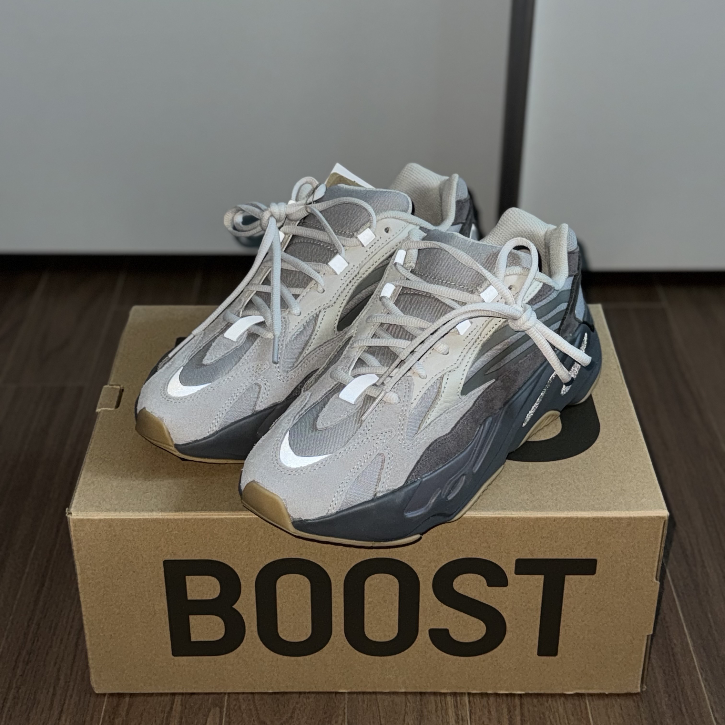 Adidas Yeezy Boost 700 V2 Tephra 2023 착용 스타일