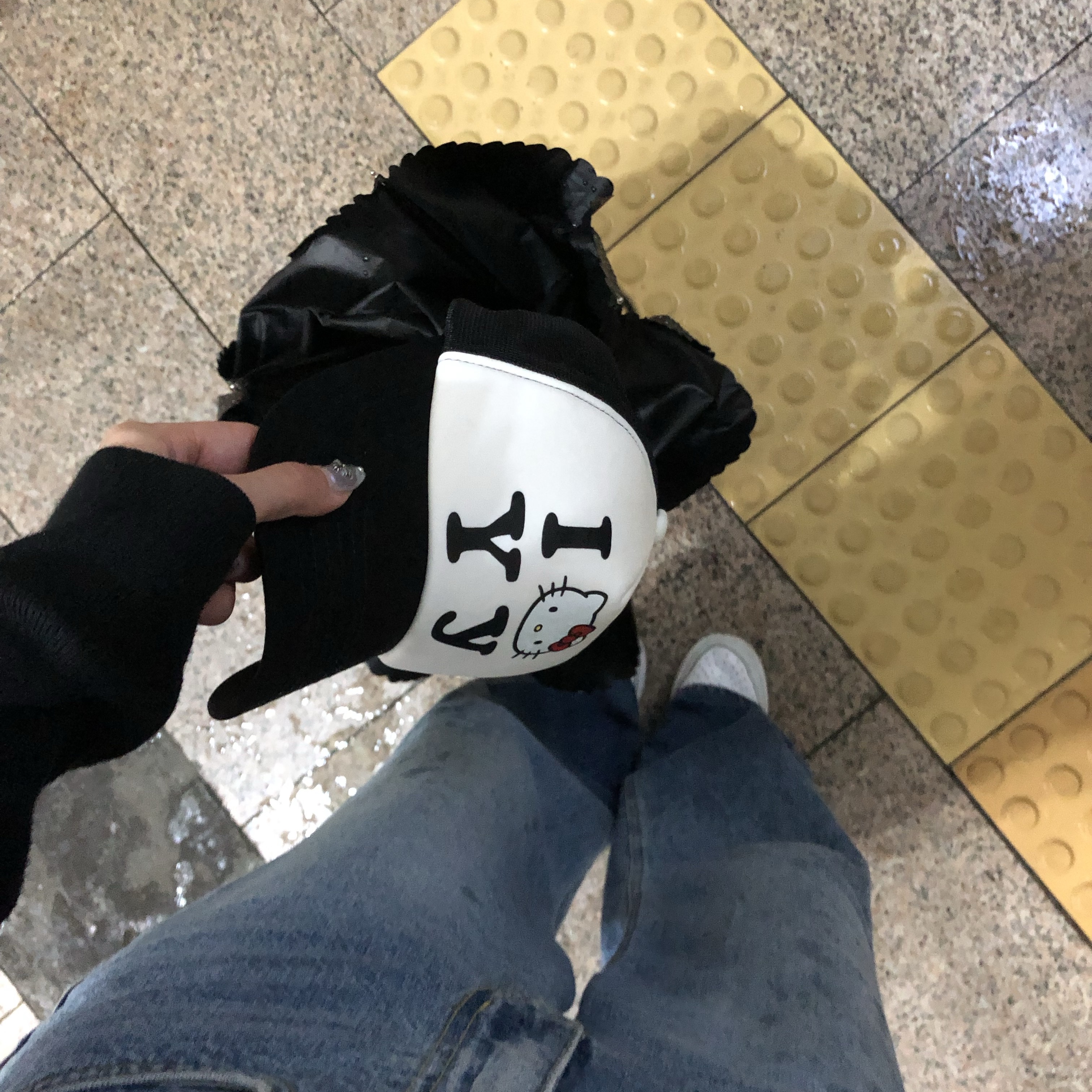 Open Yy x Hello Kitty Trucker Cap Black 착용 스타일