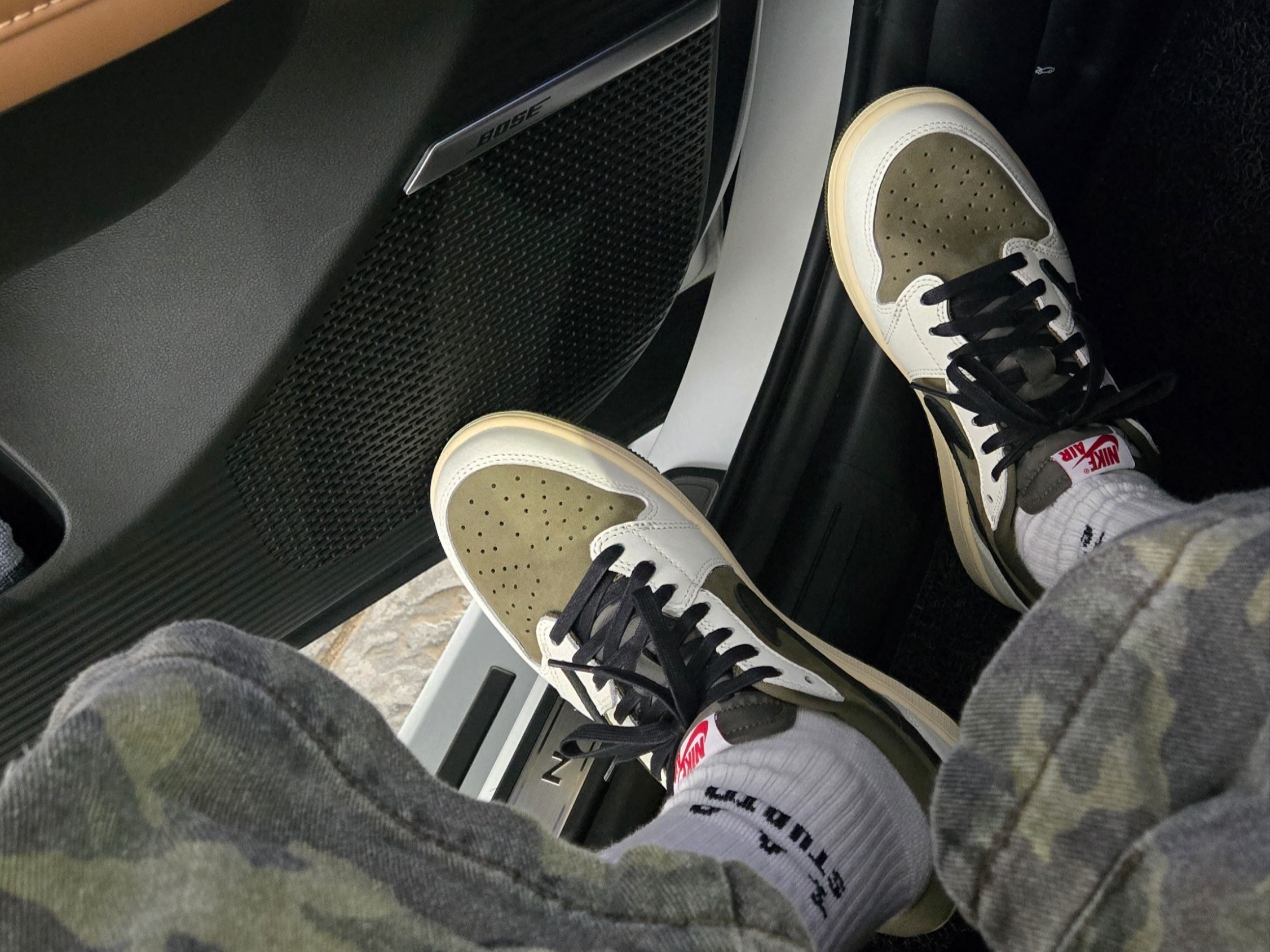 Jordan 1 x Travis Scott Retro Low OG SP Reverse Olive 착용 스타일 - 1
