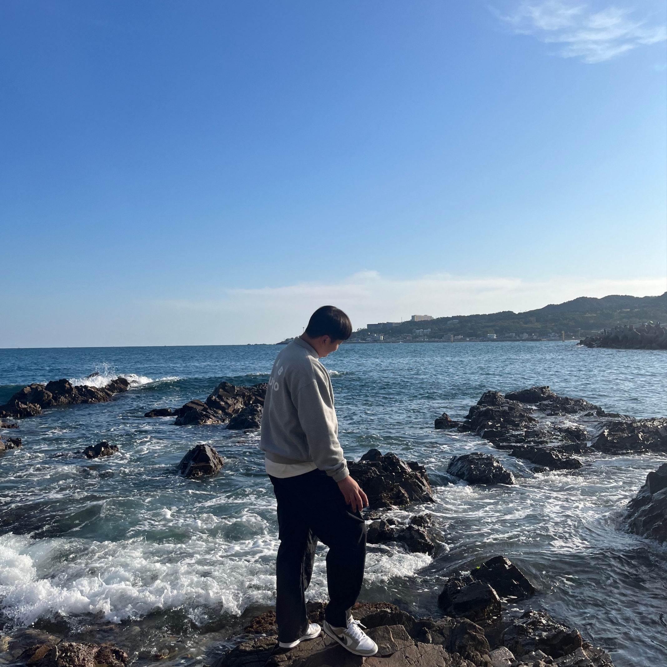 IAB Studio T-Shirt White - 23FW, IAB Studio Rugby Sweatshirt Gray - 23FW 착용 스타일 - 3