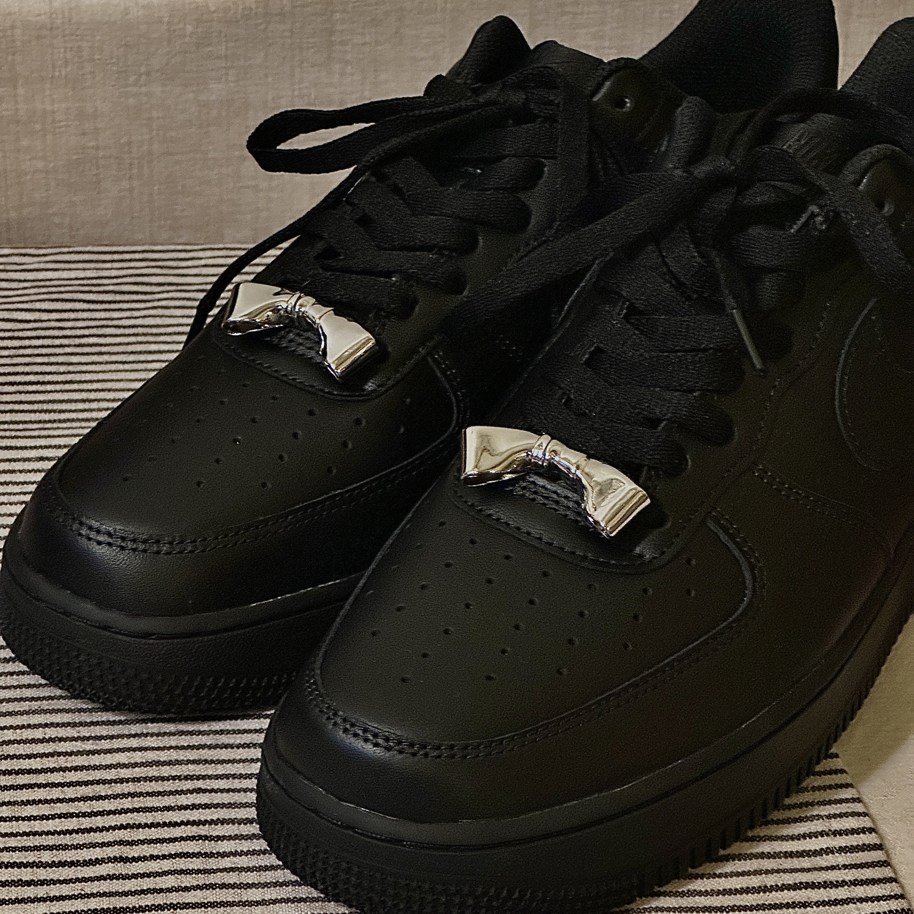 Nike Air Force 1 '07 Low Triple Black 착용 스타일