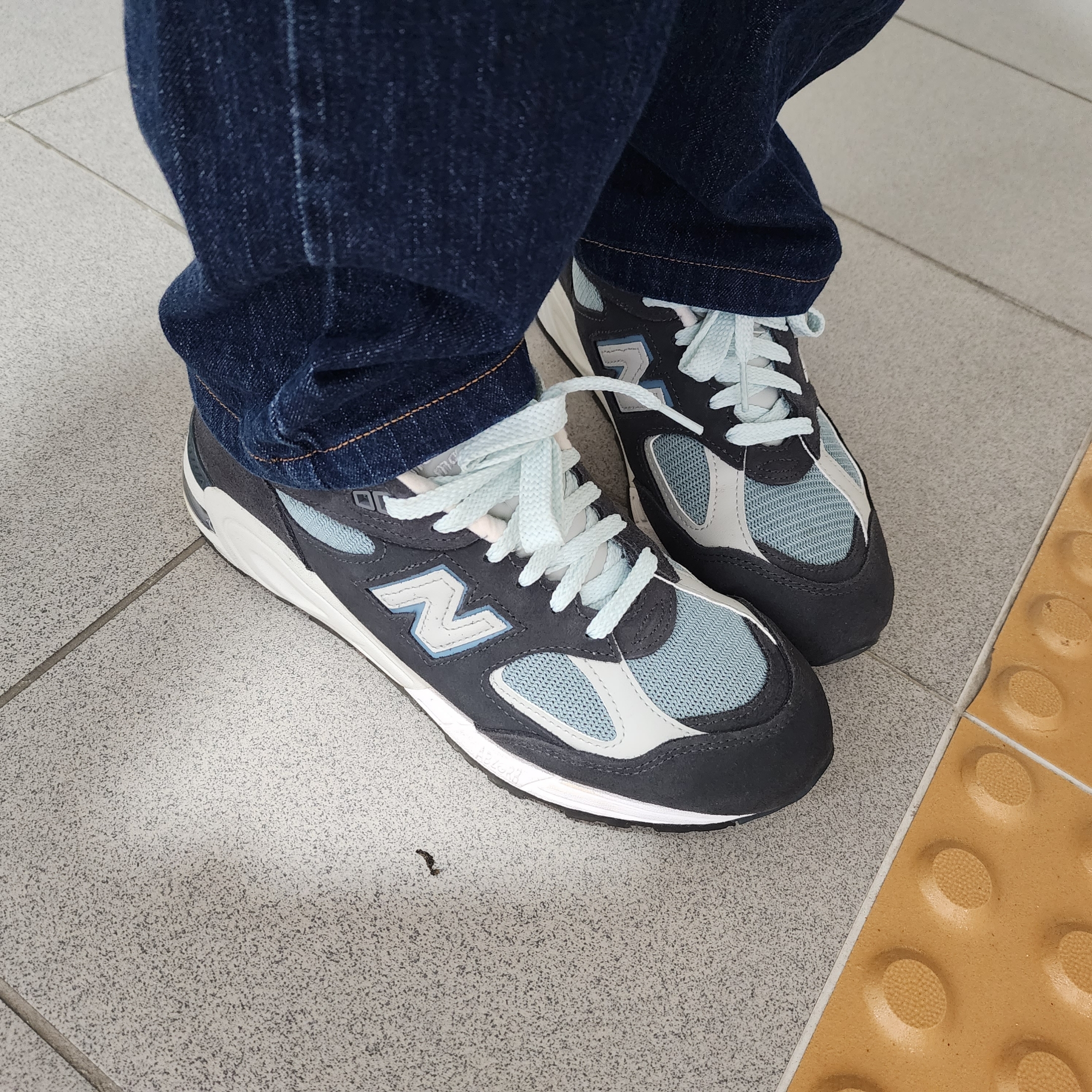 New Balance x Kith 990v2 CL Steel Blue 착용 스타일