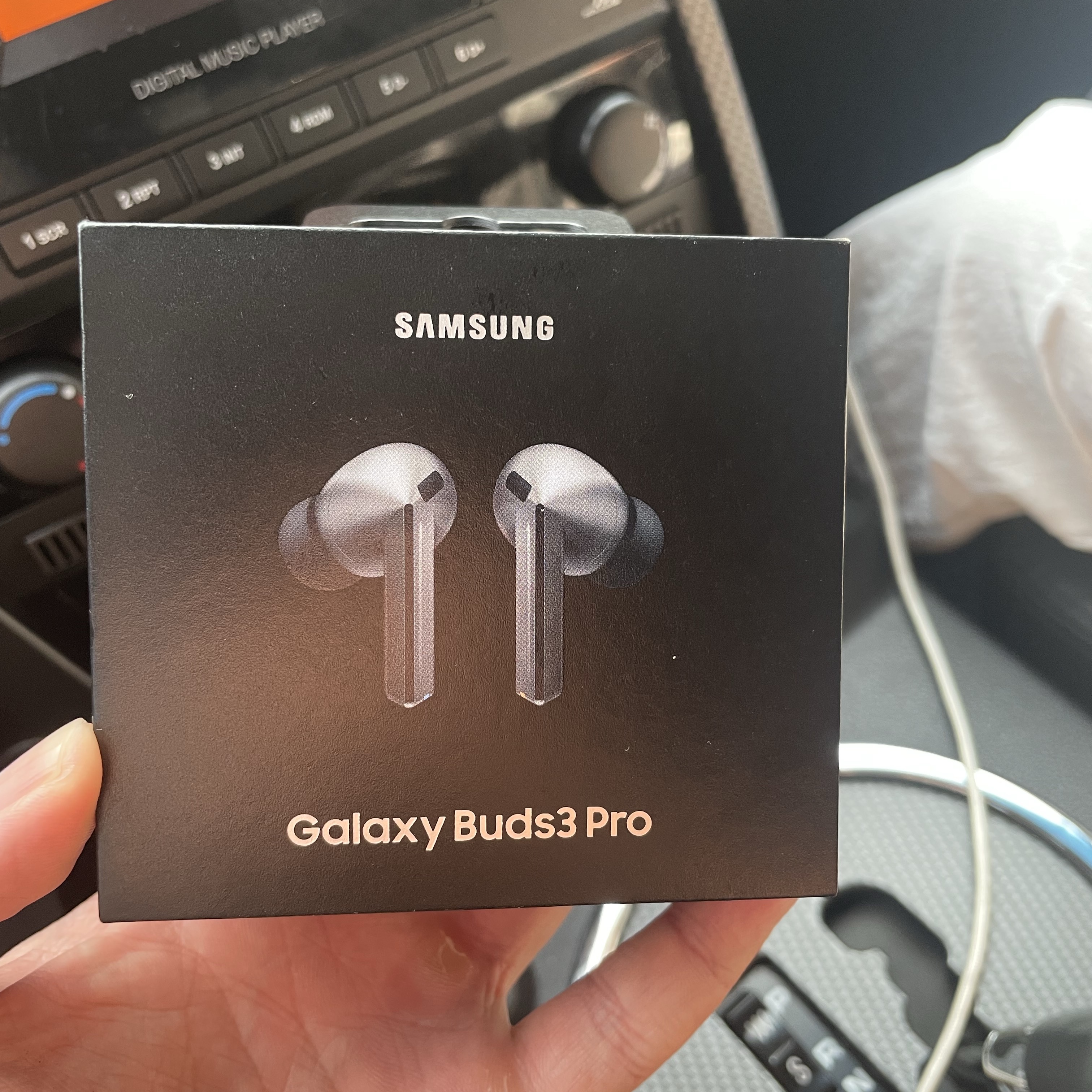 Samsung Galaxy Buds3 Pro Silver 착용 스타일
