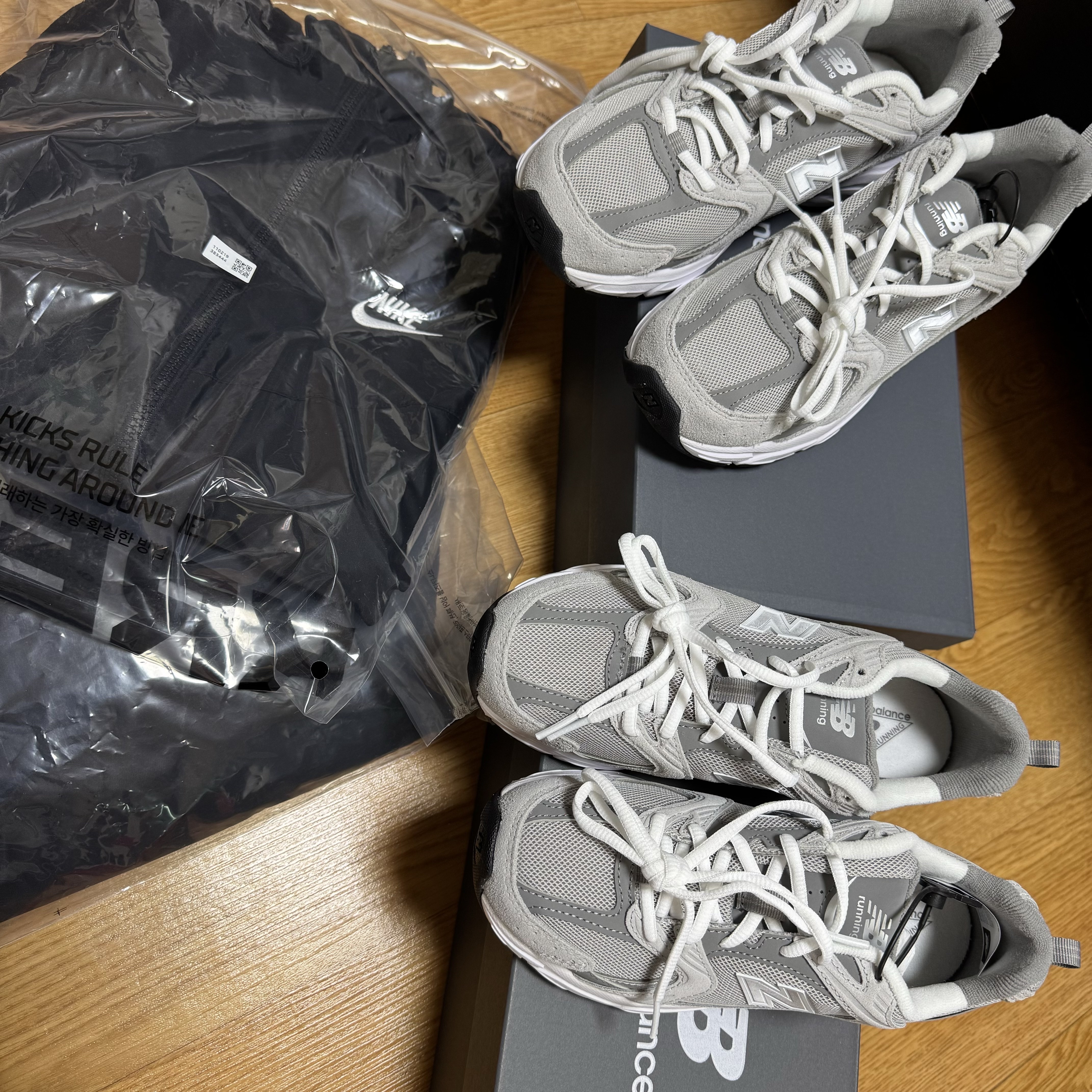 New Balance 530 Grey, Nike NSW Windrunner Hoodie Jacket Black - Asia 착용 스타일